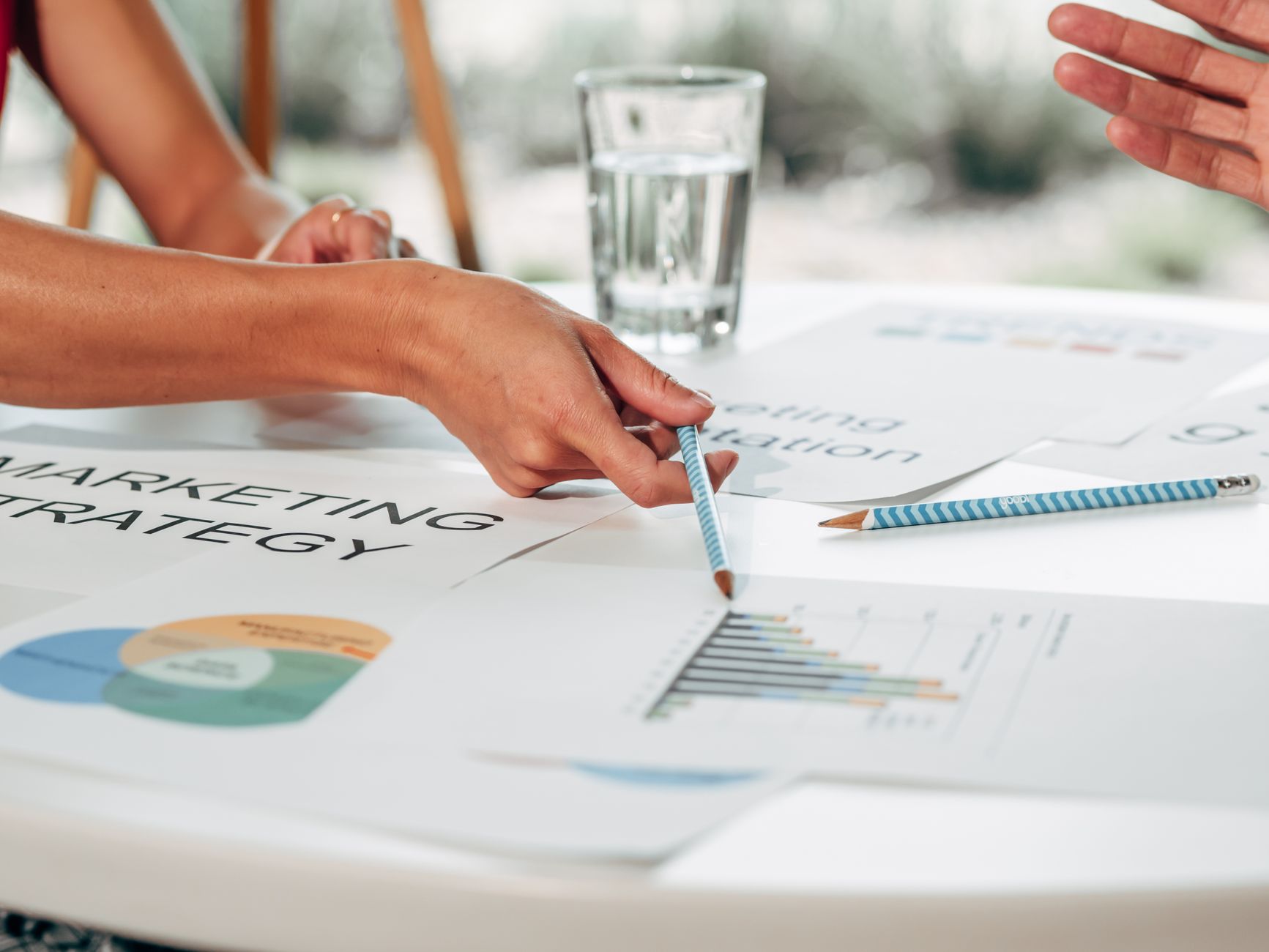 Team marketing in ufficio pianifica strategia per aumentare CLV