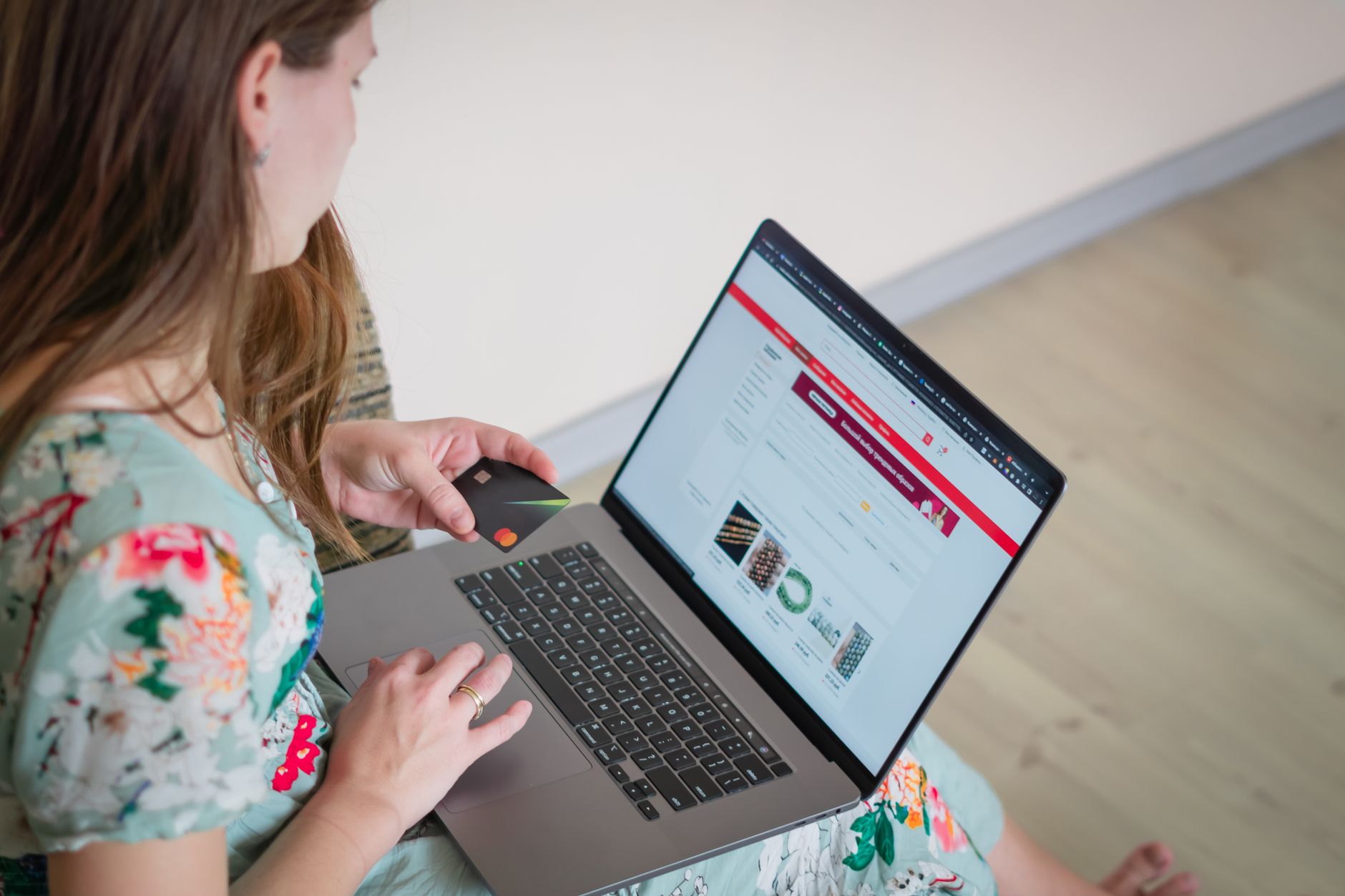 Customer shopping online laptop