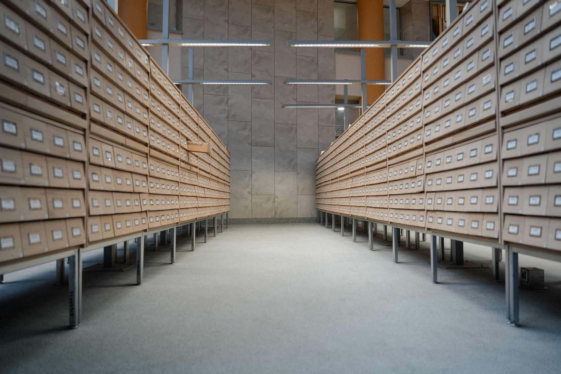 Storage di data center con tape library e dischi enterprise per backup immutabili