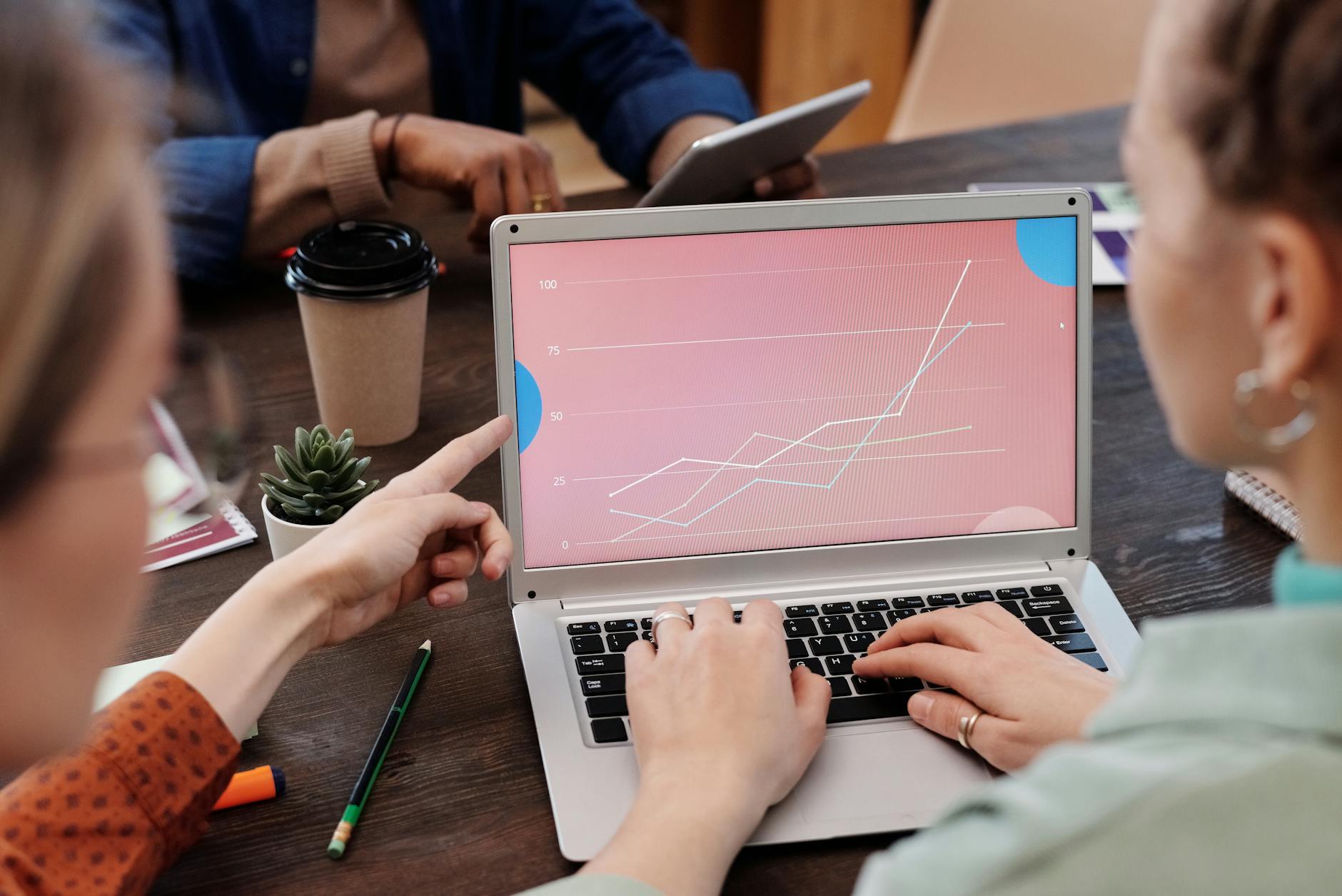 Team dati che collabora su modelli e dashboard di business intelligence