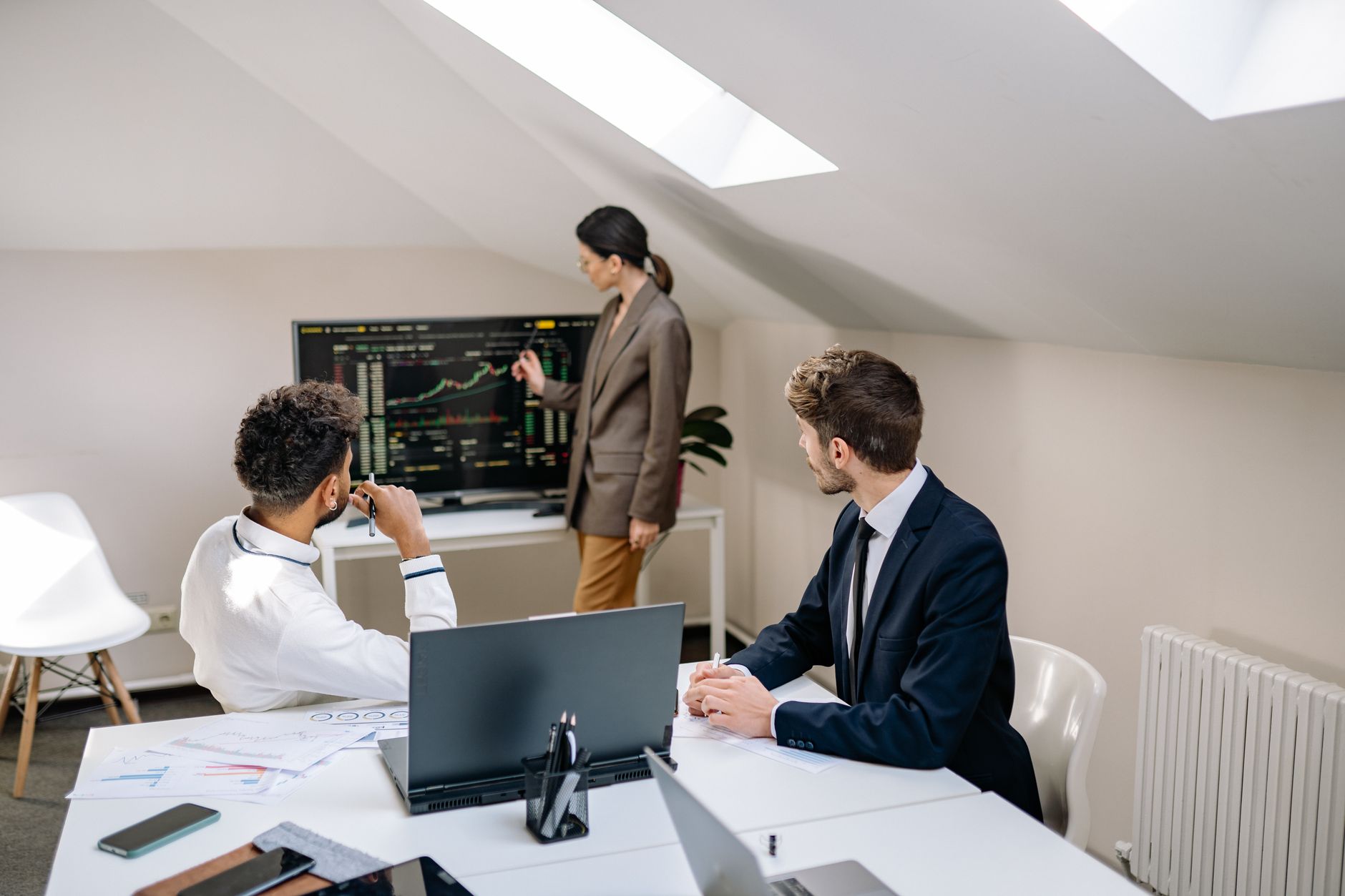 Team data engineer in riunione davanti a whiteboard per progettare data stack