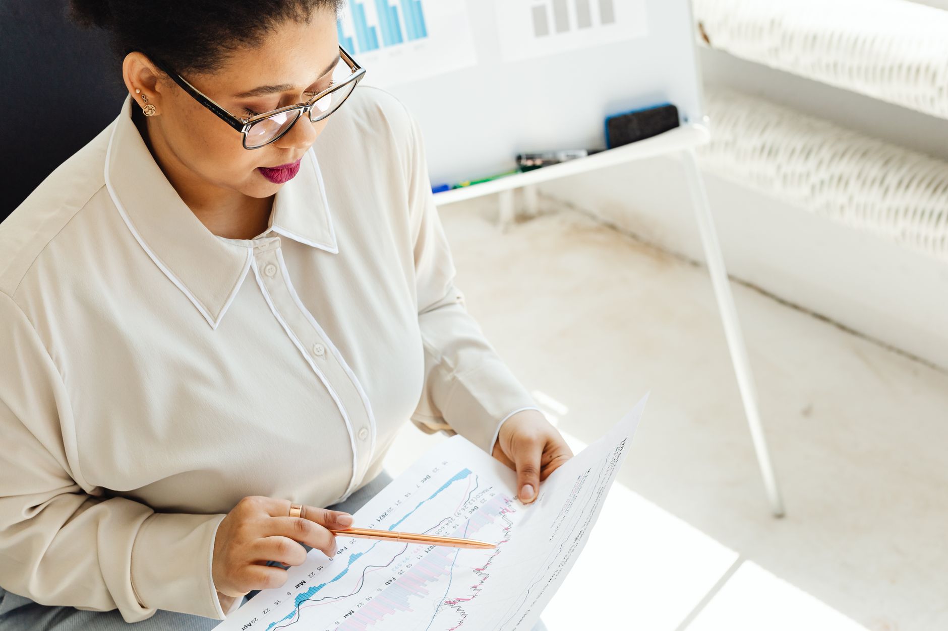 Business analyst lavora a dashboard BI su doppio monitor con grafici