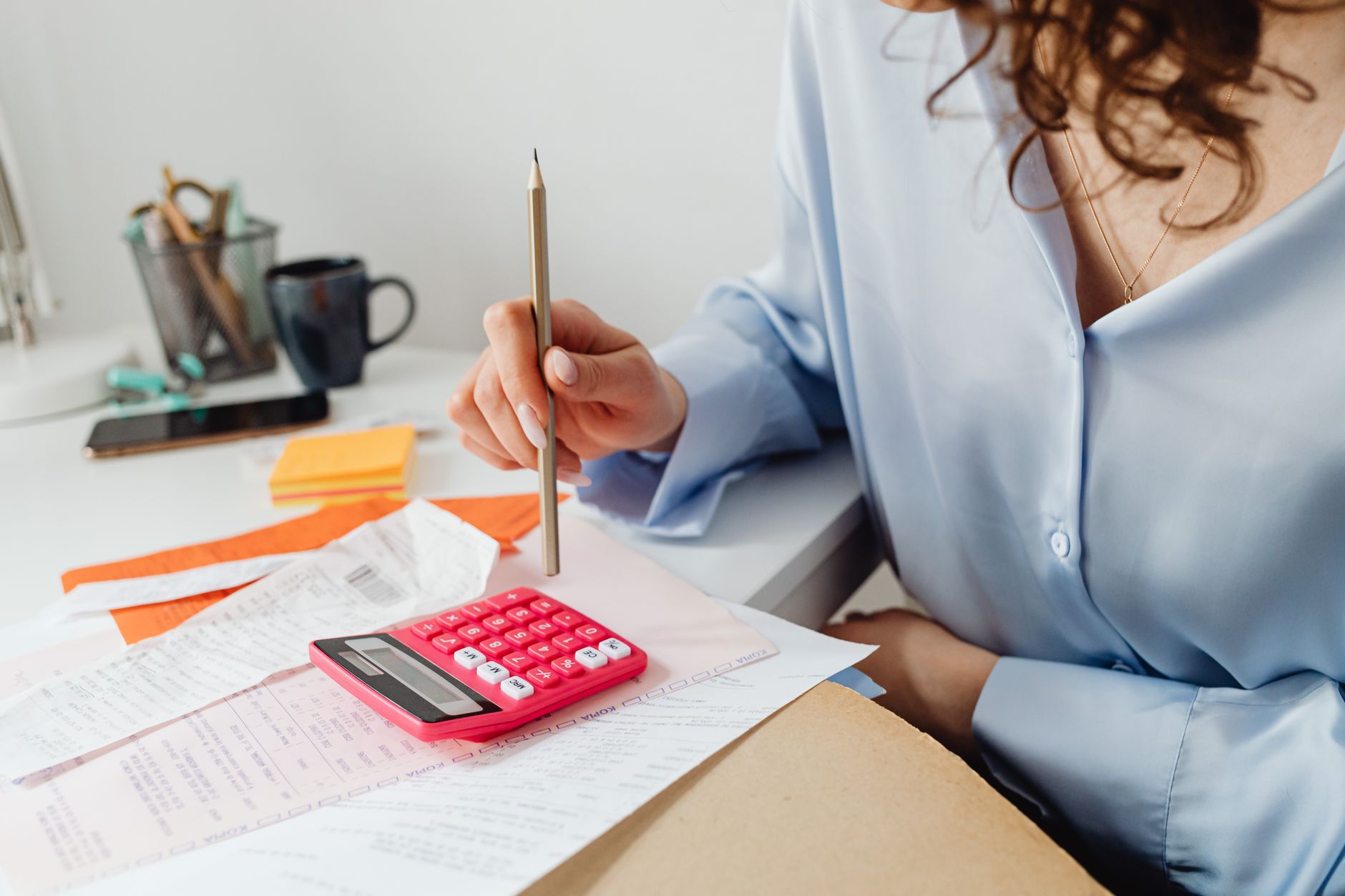 Commercialista che lavora su fatture e calcolatrice per regime fiscale dropshipping