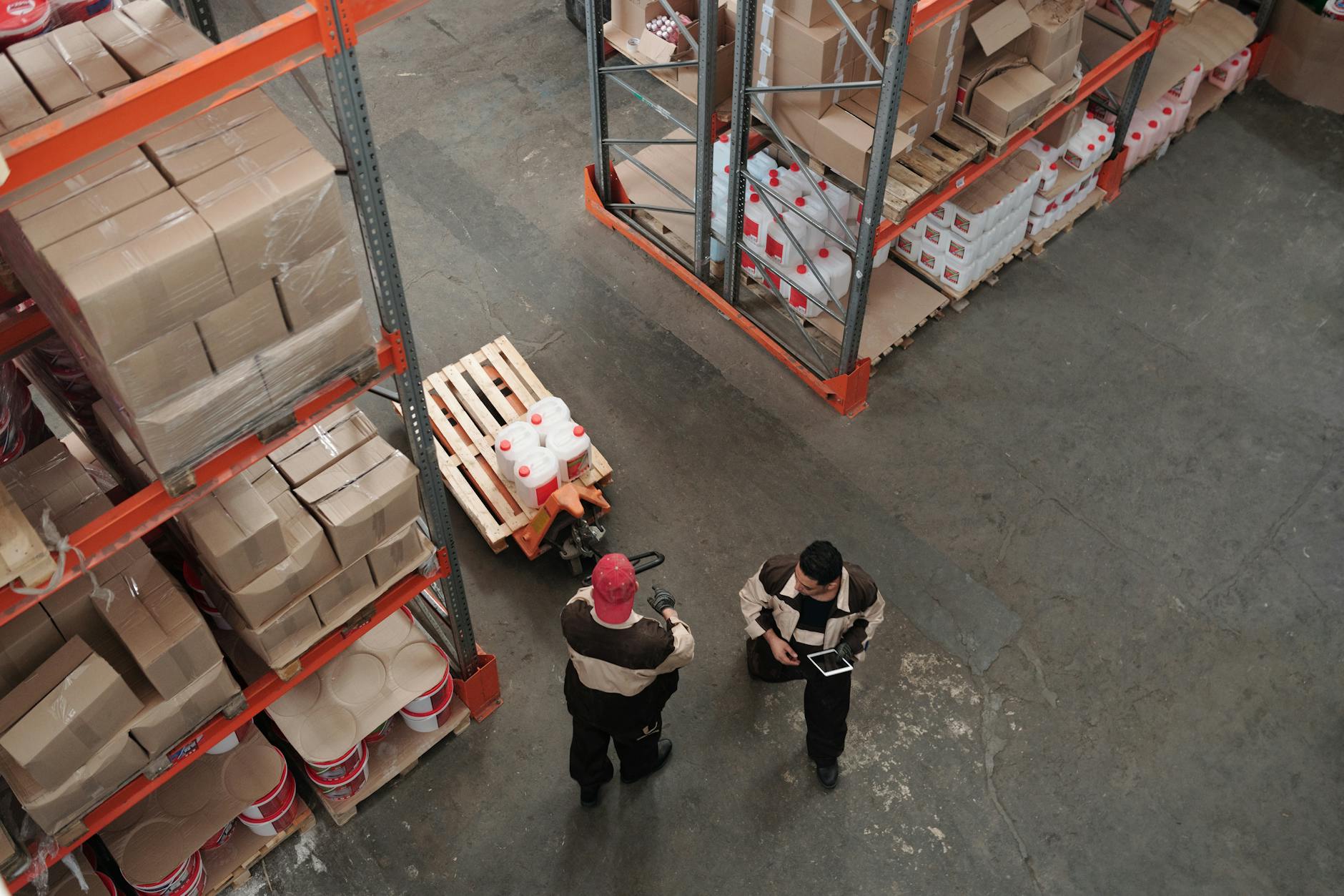 Magazzino fornitore dropshipping con operatori e scatole vista dall'alto