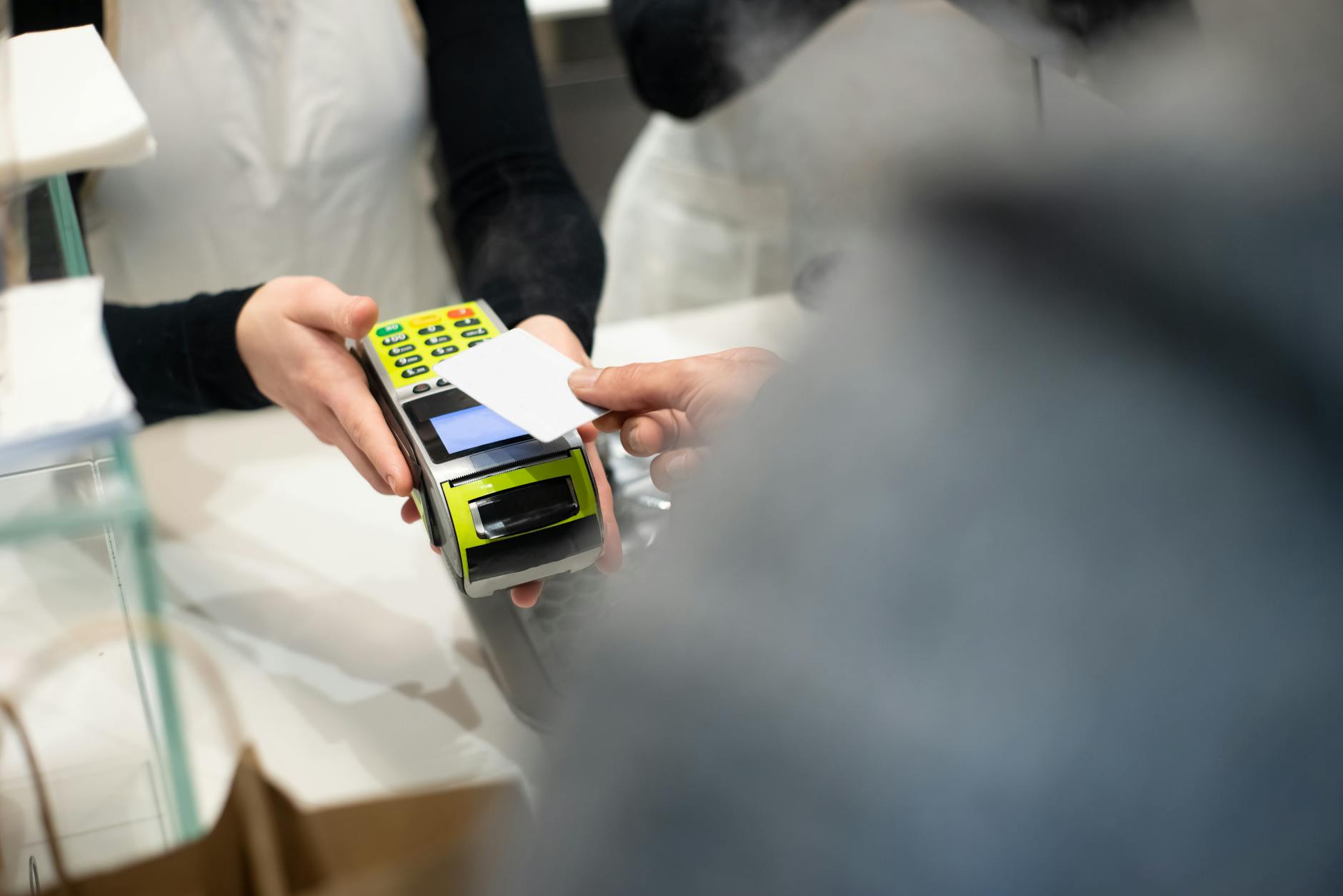 POS terminale di pagamento per piccolo negozio italiano al banco cassa
