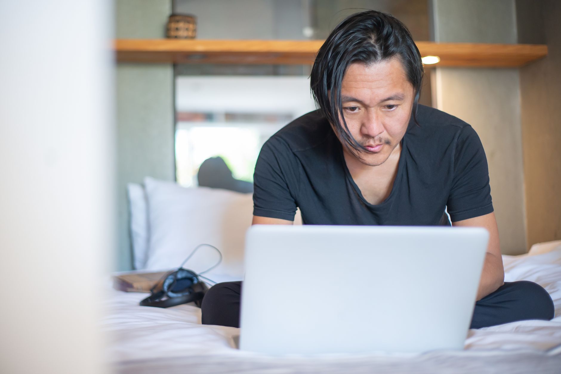 Freelance occasionale che lavora al laptop su una ricevuta di prestazione occasionale