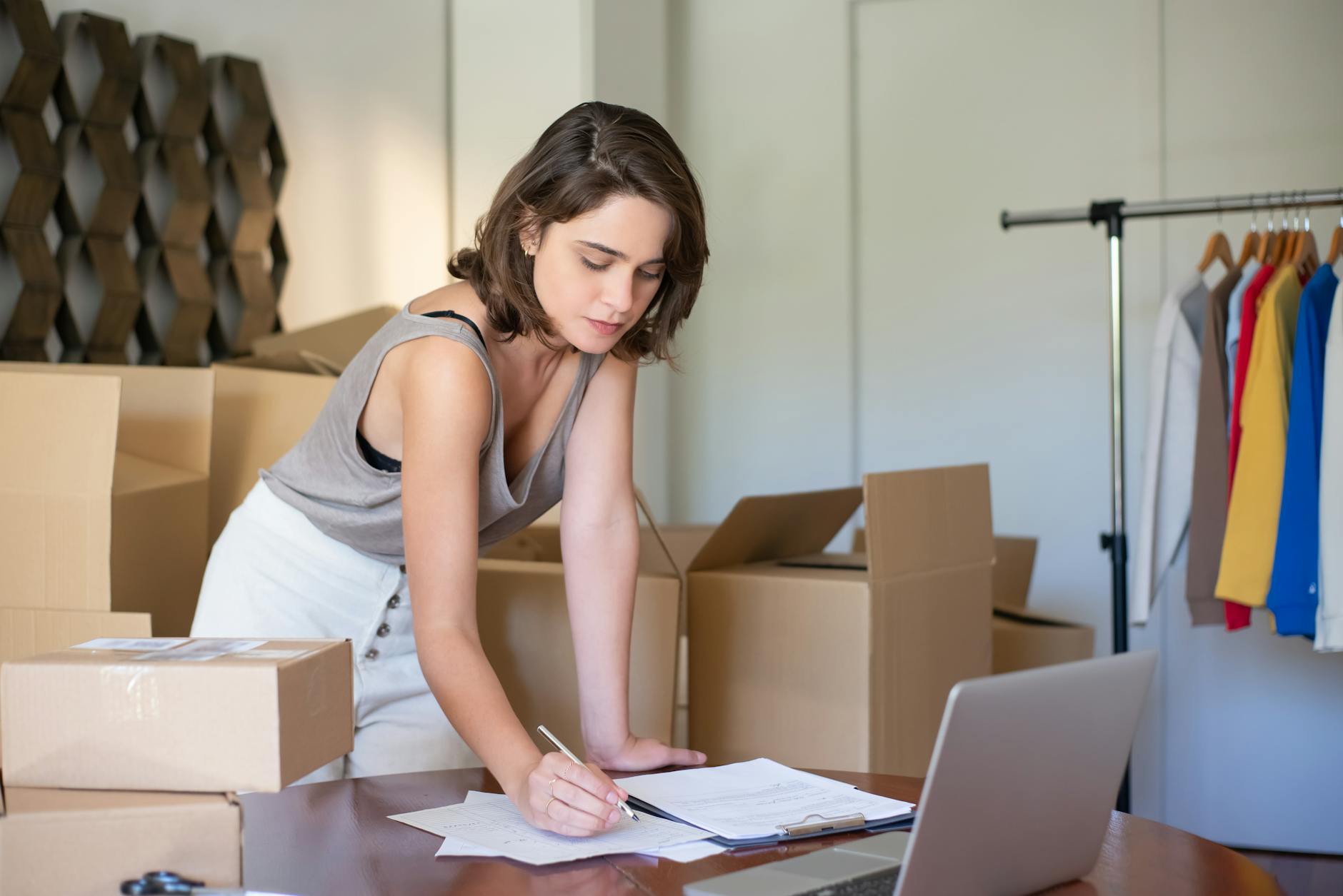 Imprenditrice italiana che apre il proprio e-commerce con laptop