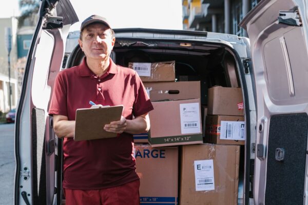 Logistica e-commerce e ultimo miglio per PMI italiane: corrieri, pick-up locker, costi e best practice 2023