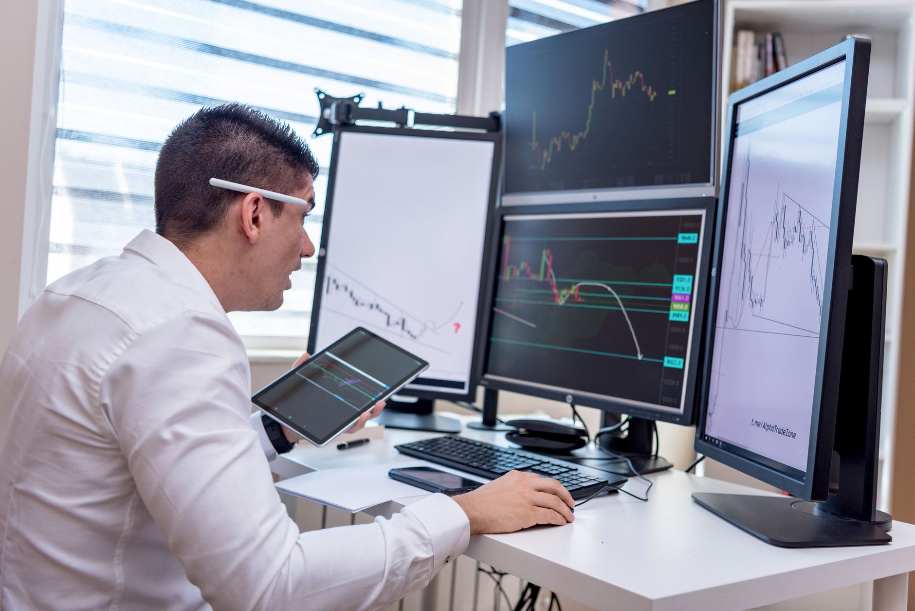 Marketer con piu schermi che analizza dati GA4 in tempo reale