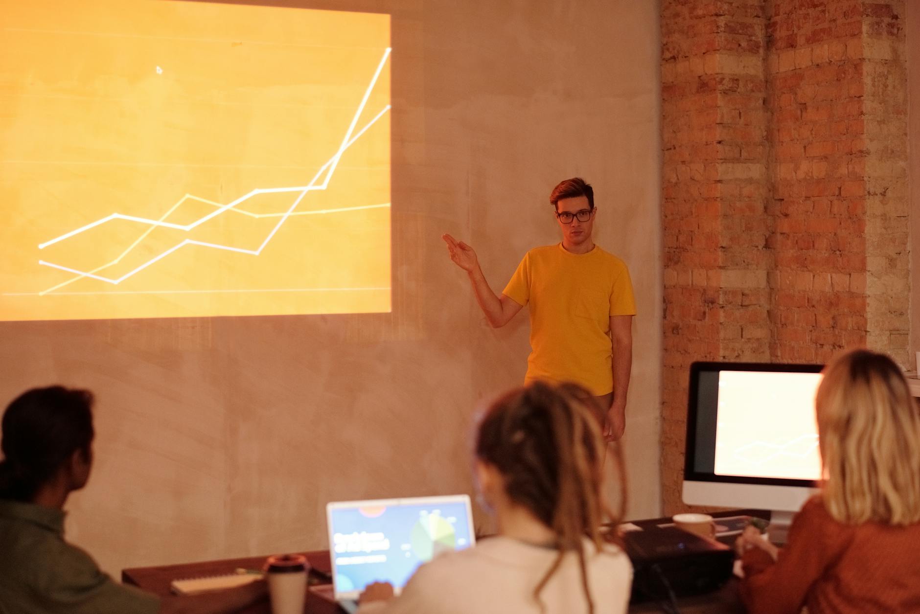 Team marketing in riunione che discute dati Google Analytics 4
