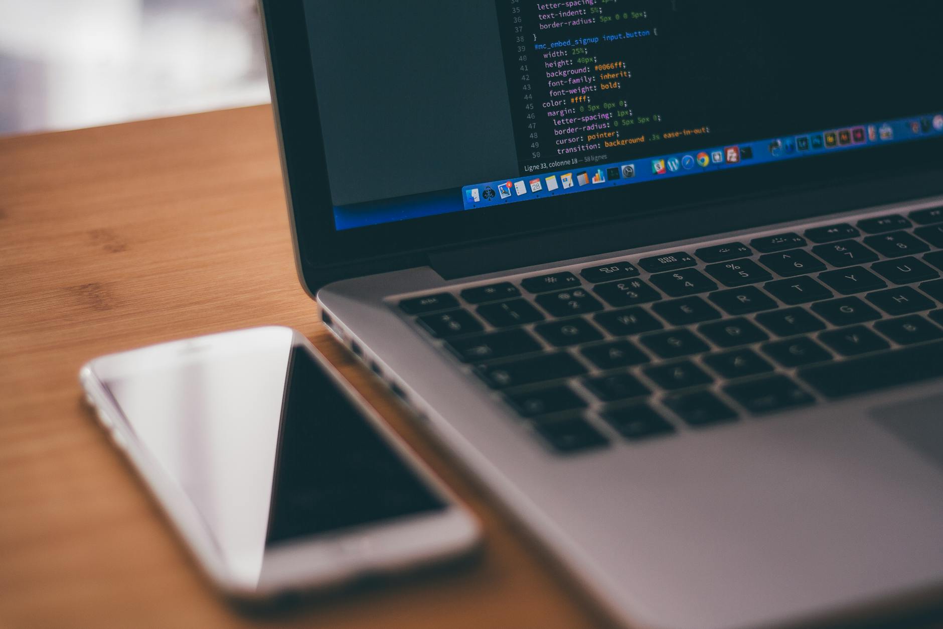 Sviluppatore mobile che integra SDK Firebase per GA4 data stream app