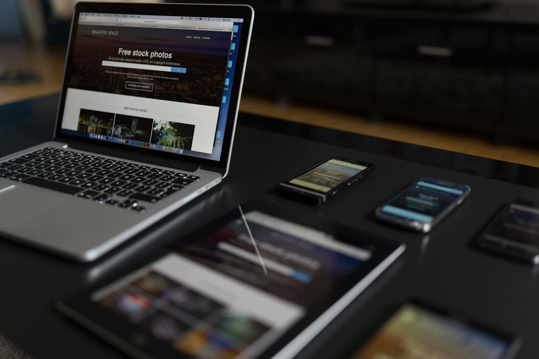 Contenuto headless CMS visualizzato su mobile e tablet in design responsive