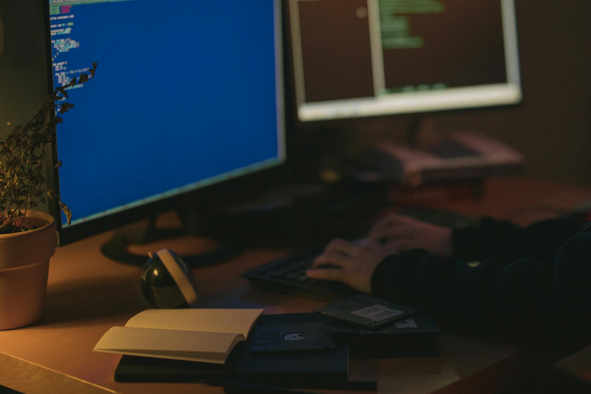 Sviluppatore frontend headless commerce su dual monitor