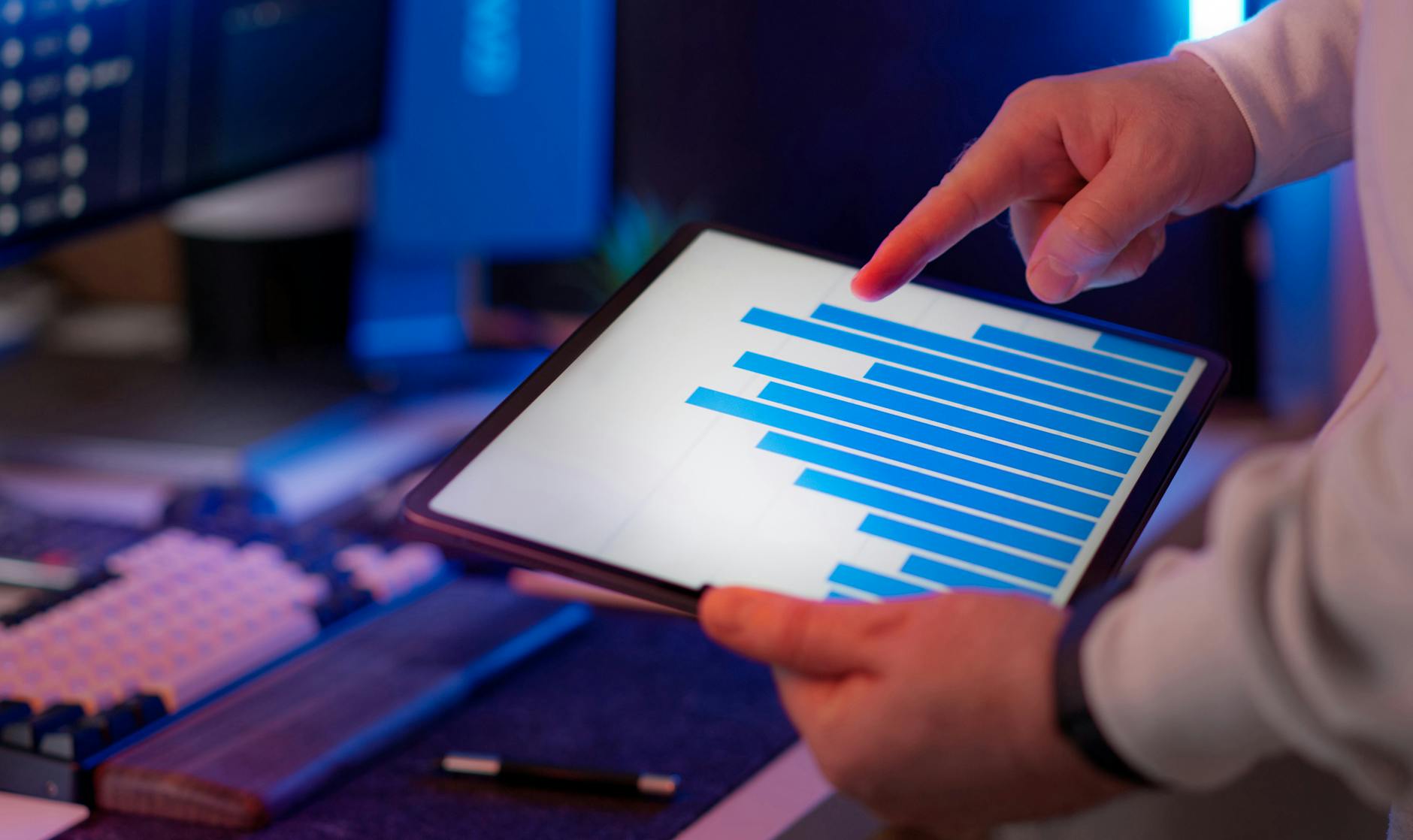 Schermata di dashboard logistica con grafici dei KPI di magazzino e indicatori operativi