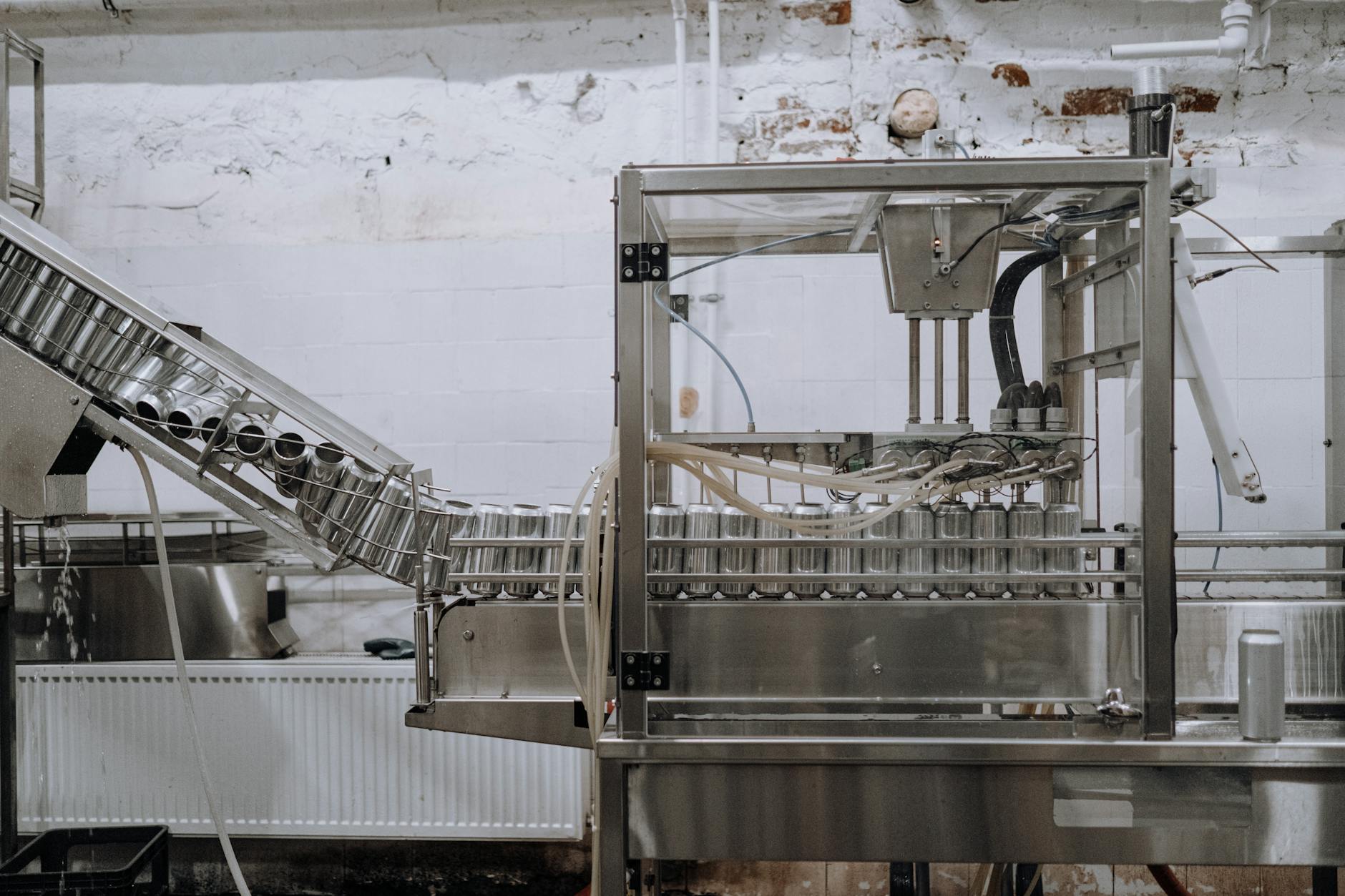 Linea di produzione moderna in fabbrica manifatturiera