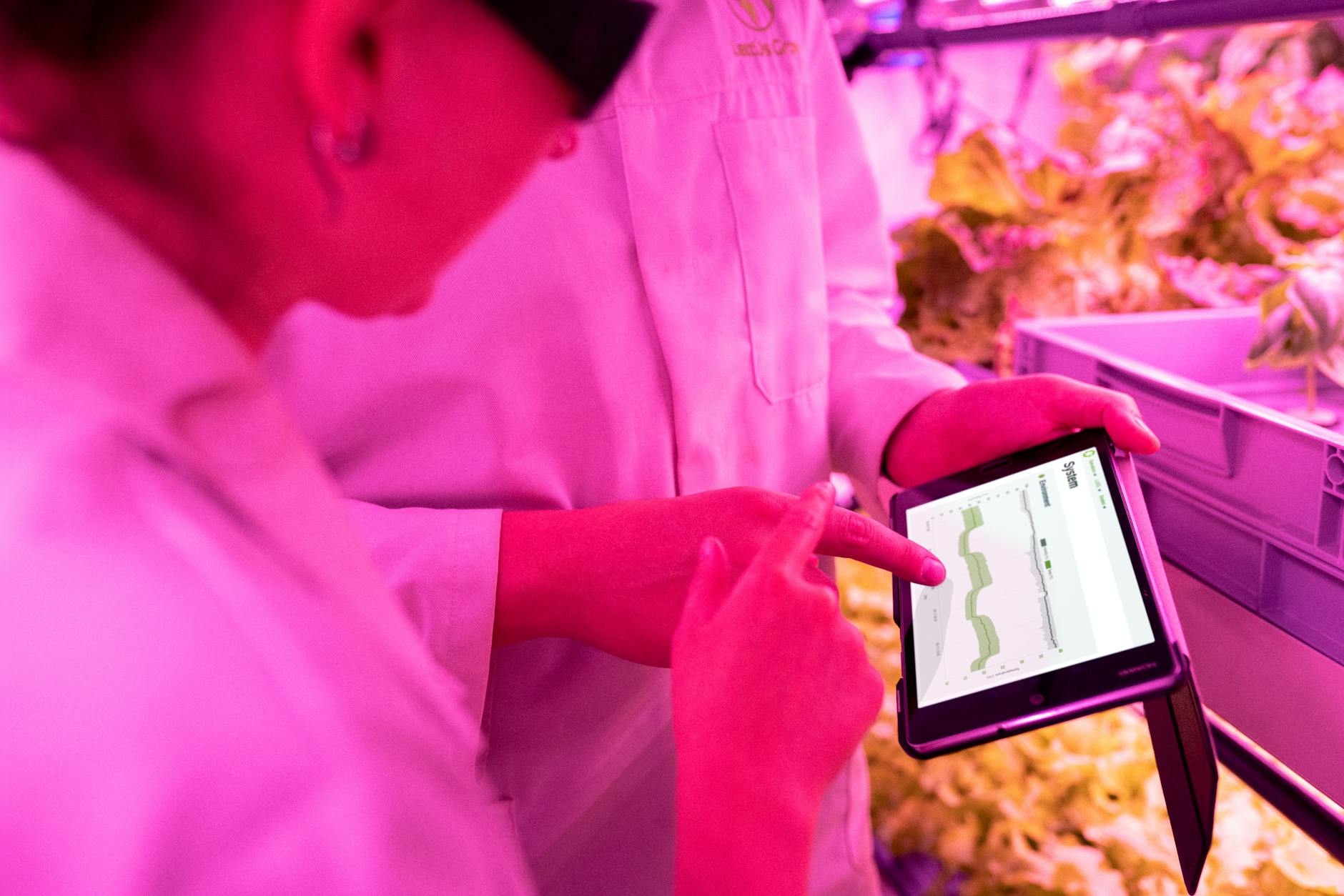 Tecnico con tablet monitora dati di produzione in fabbrica