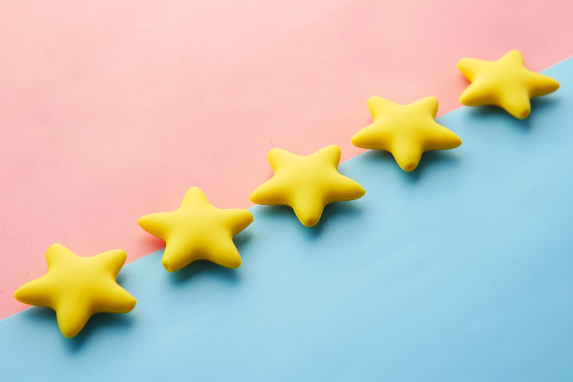 Cliente assegna valutazione a stelle su smartphone in survey CSAT
