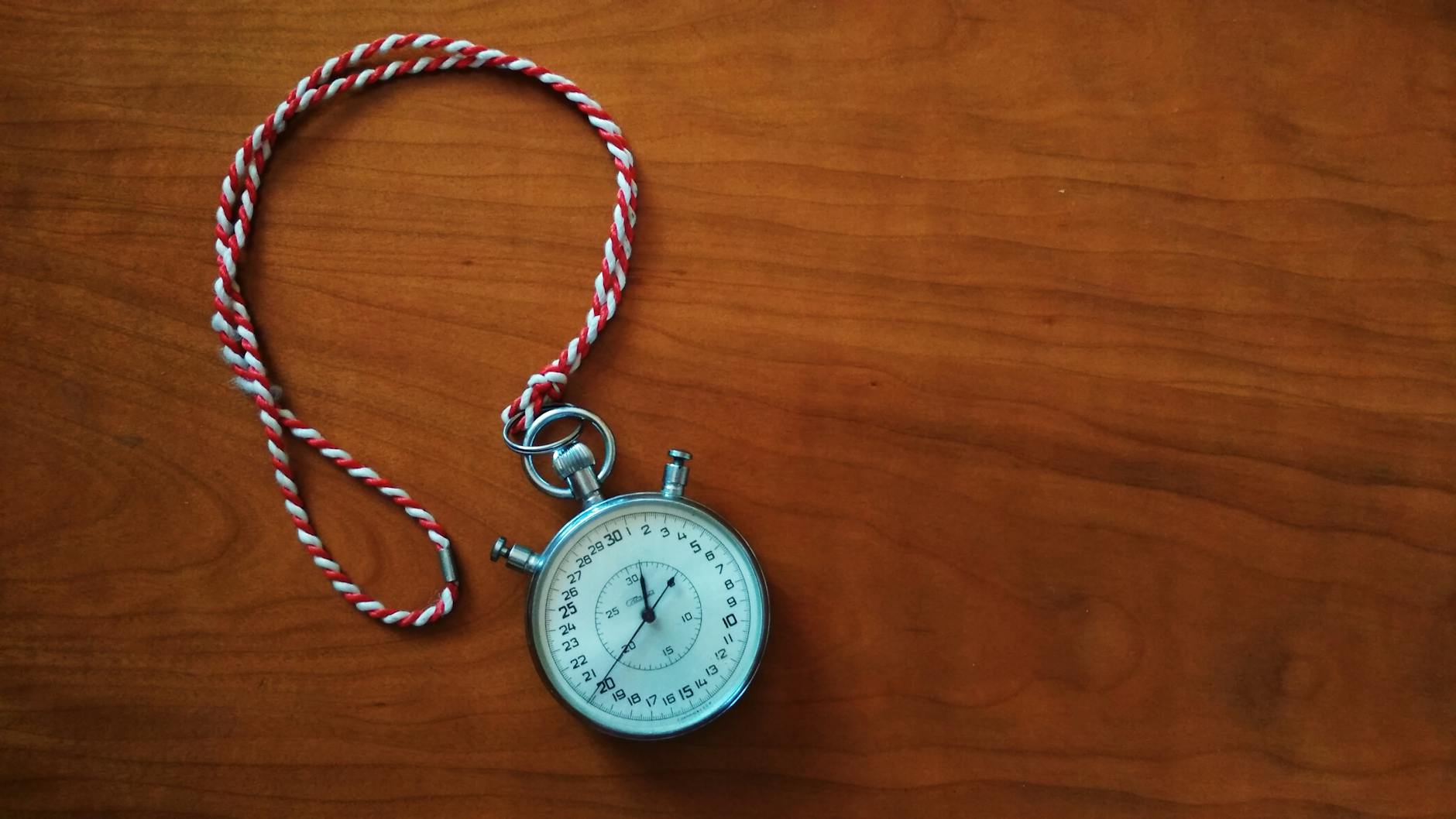 Cronometro che misura Average Handling Time su scrivania