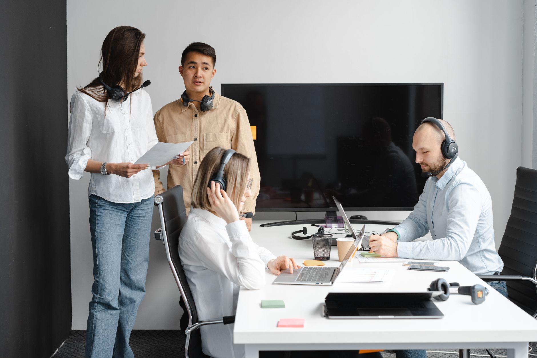 Team customer service in riunione di allineamento su KPI e roadmap