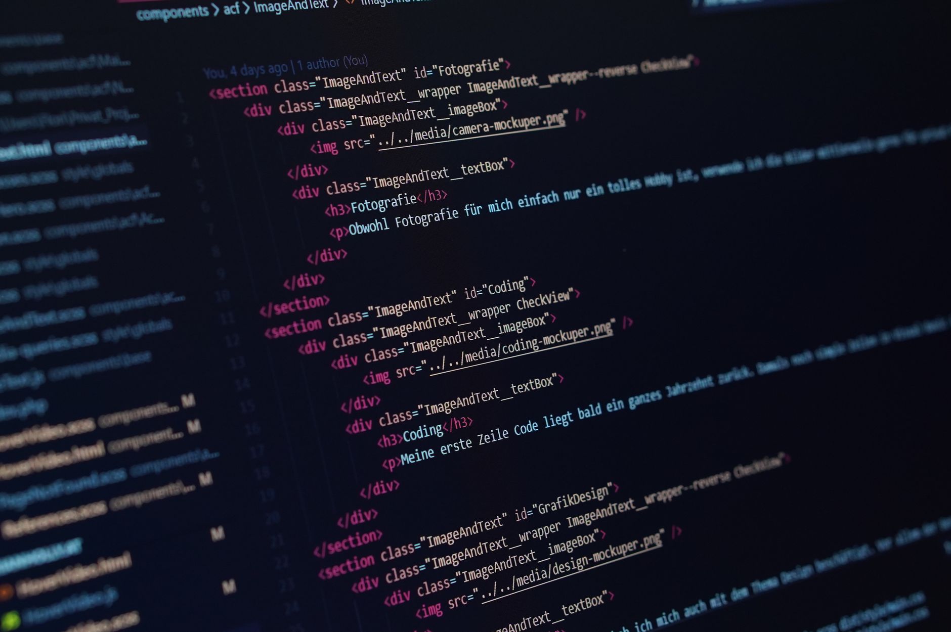 Codice JavaScript React e Next.js per frontend headless commerce su monitor scuro