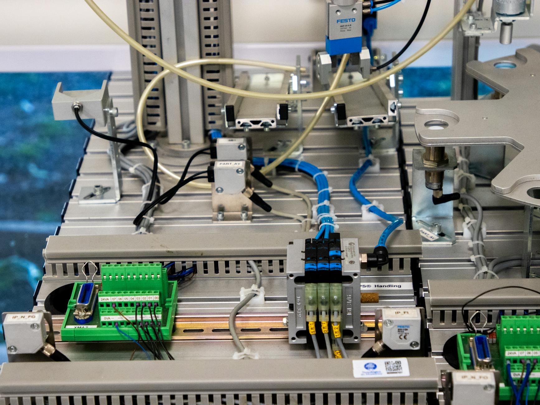 Sensore industriale installato su motore elettrico per monitoraggio vibrazioni IIoT