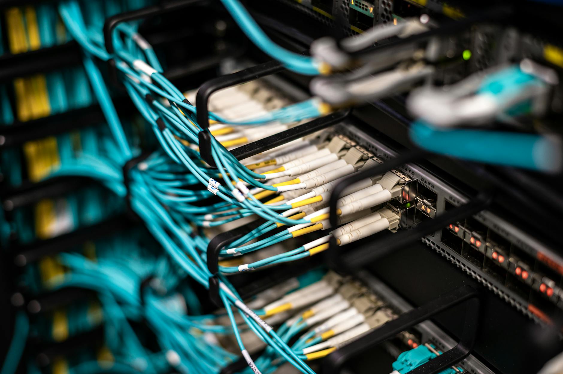 Pannello di controllo industriale con switch ethernet e cablaggio per architettura IIoT in PMI manifatturiero