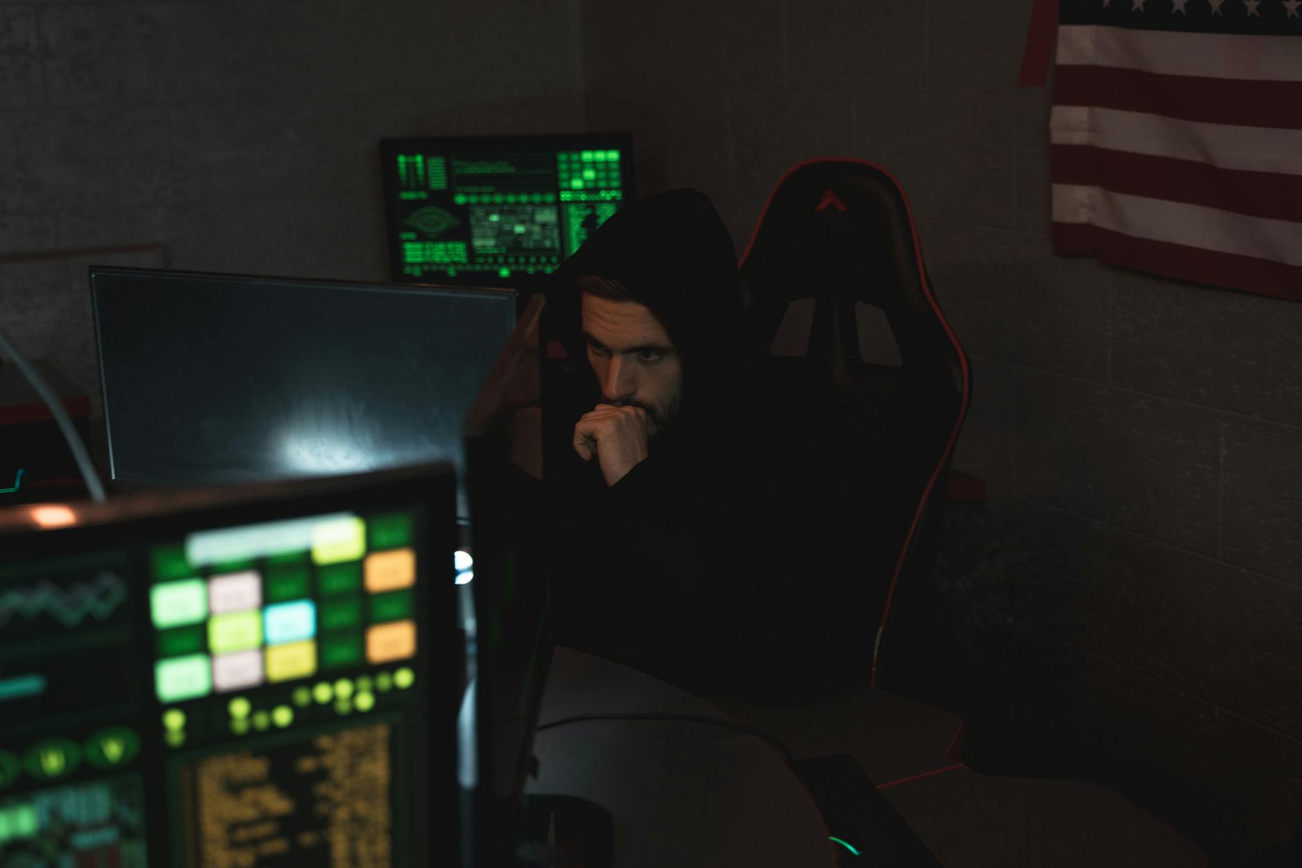 Security analyst monitora alert sicurezza in SOC dark room - zero trust monitoring