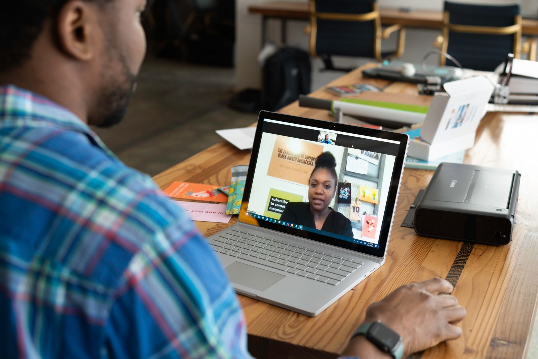Venditore in call discovery con cliente via laptop