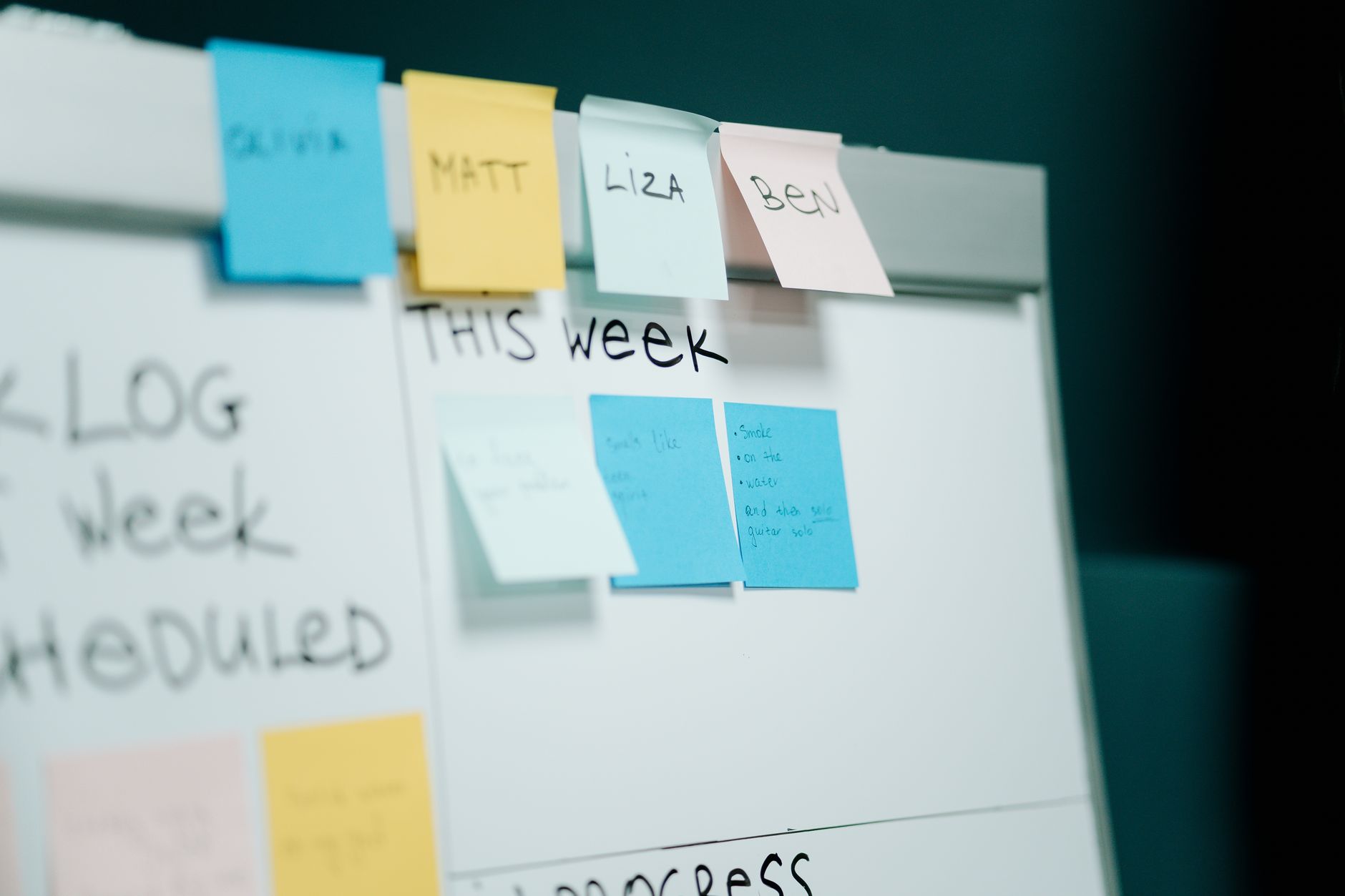Value stream map su lavagna con post-it in officina kaizen