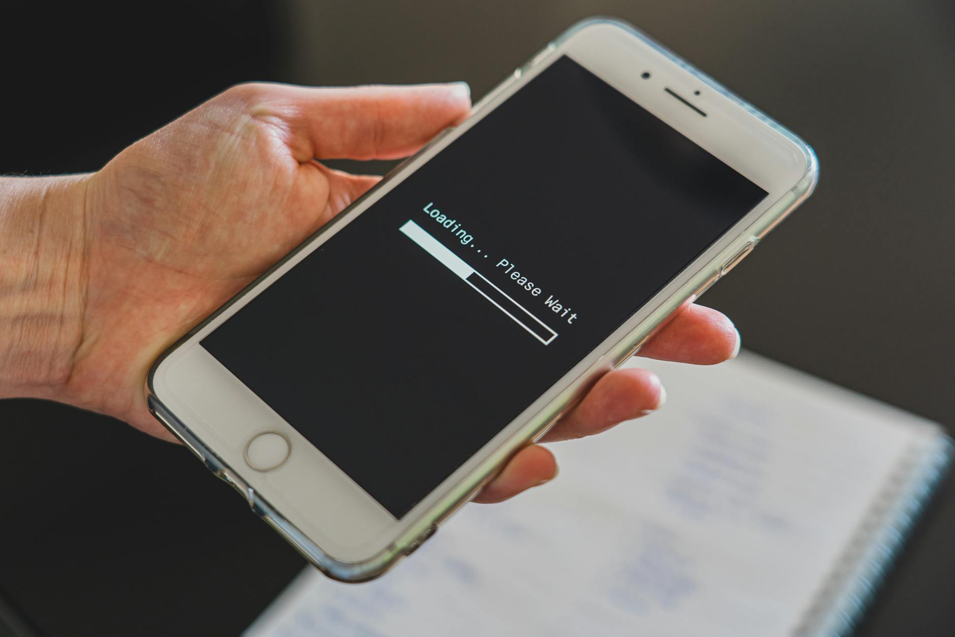 Test velocità mobile su smartphone con barra di caricamento