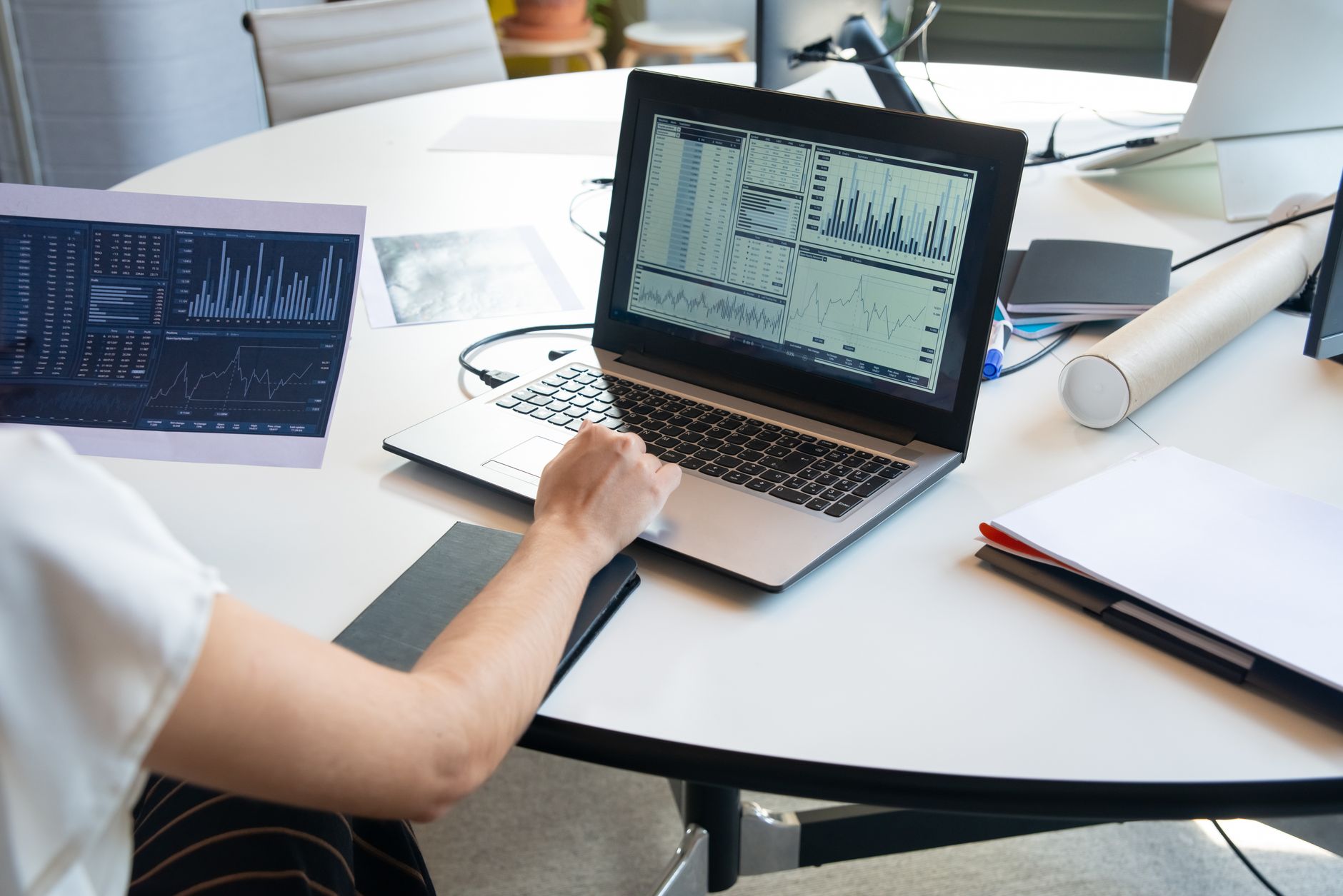 Data architect analizza diagramma master data su monitor