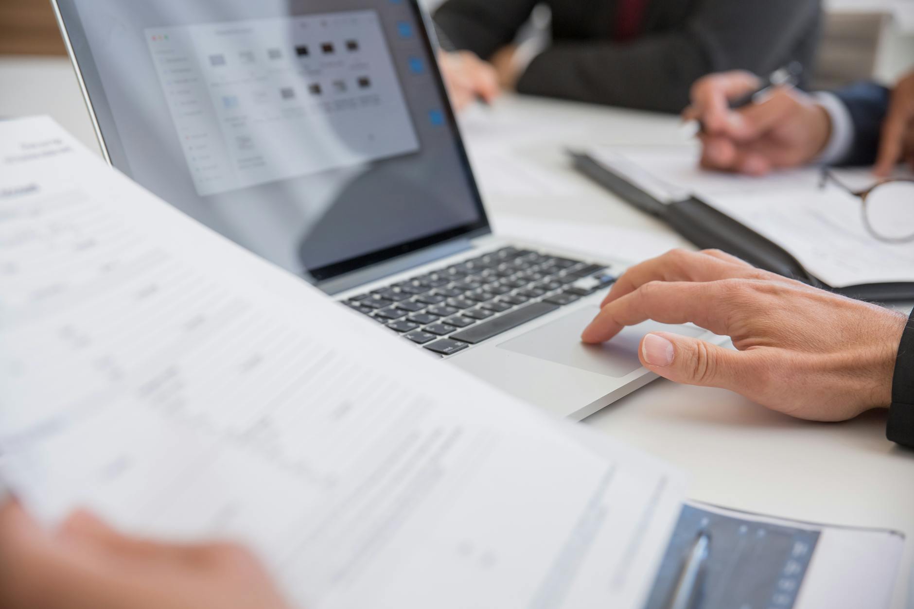 Data steward verifica qualita dati su laptop in ufficio