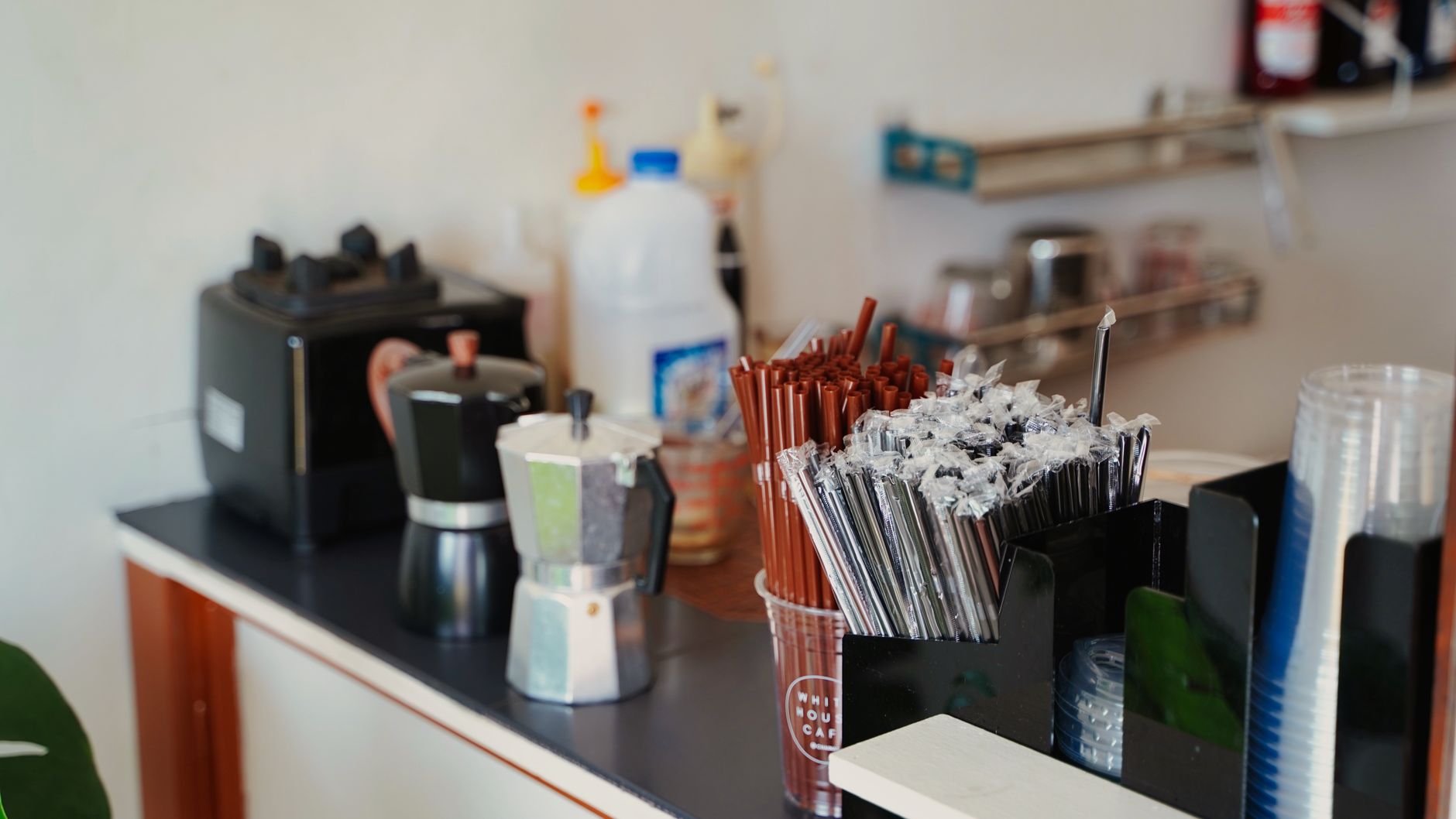 Bar italiano con bancone e macchina per caff&egrave; espresso