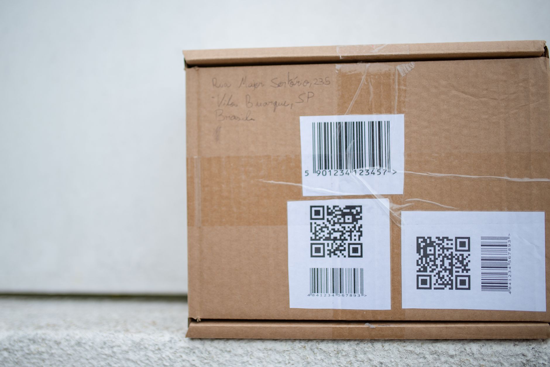 Stampante termica industriale che produce etichette barcode per magazzino