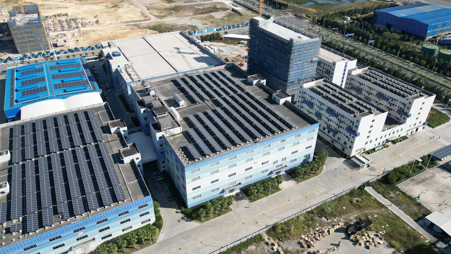 Impianto fotovoltaico installato sul tetto di un capannone industriale per autoconsumo aziendale
