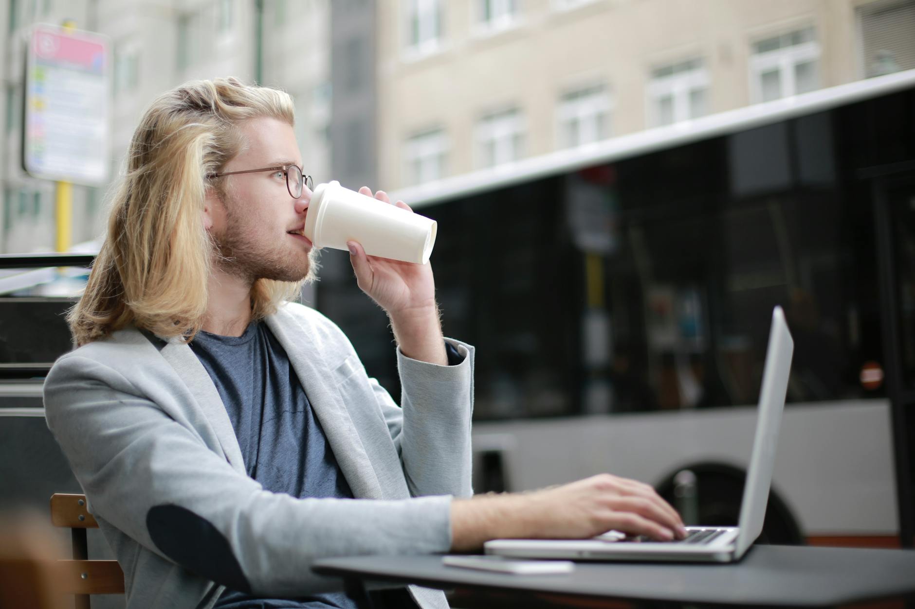 Freelance al lavoro con laptop: il regime forfettario 2023 con soglia a 85.000 euro amplia la platea di professionisti ammessi