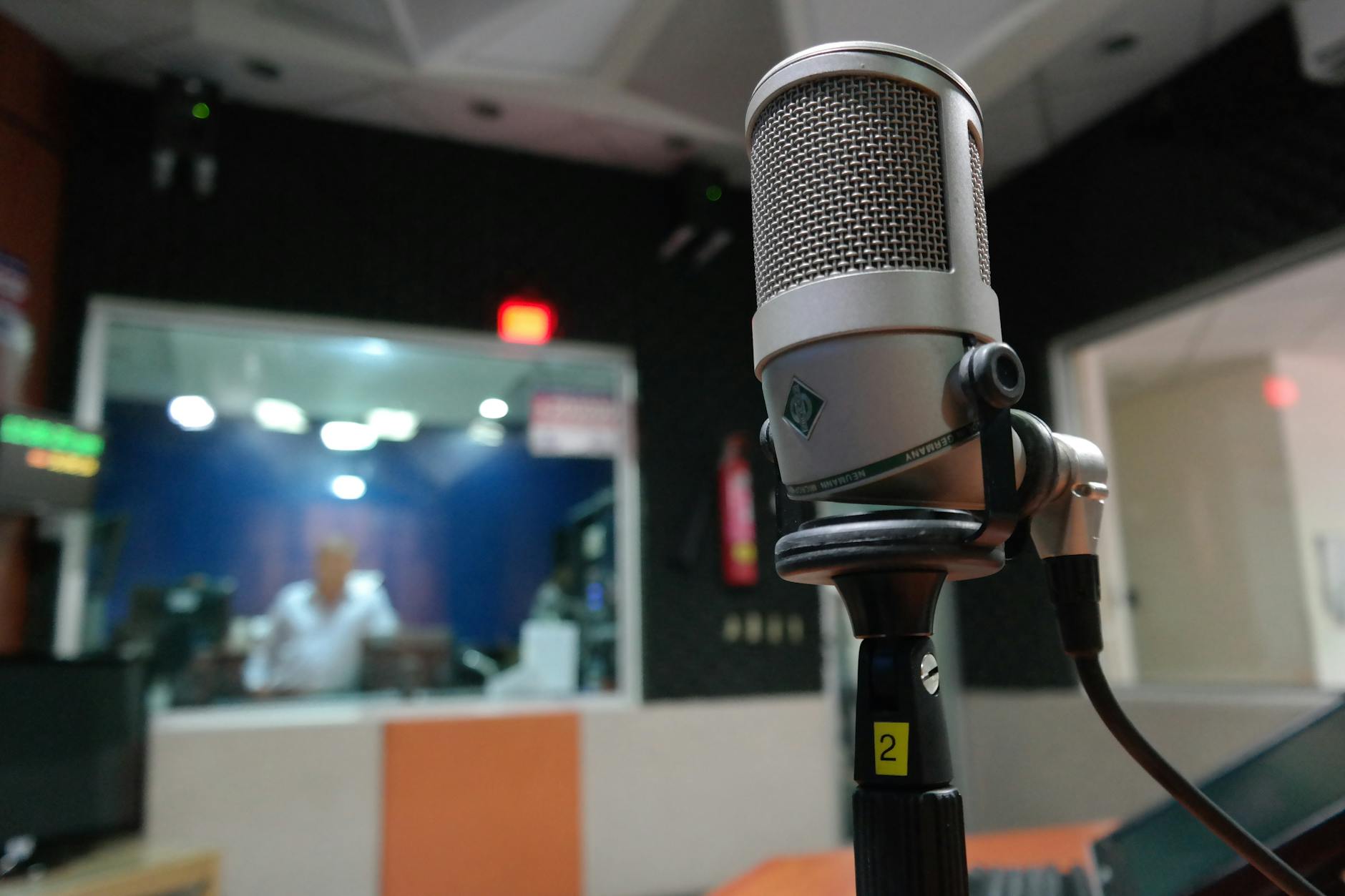 Microfono radio in studio: le emittenti radiofoniche locali e nazionali sono canali ammissibili al credito d'imposta pubblicità