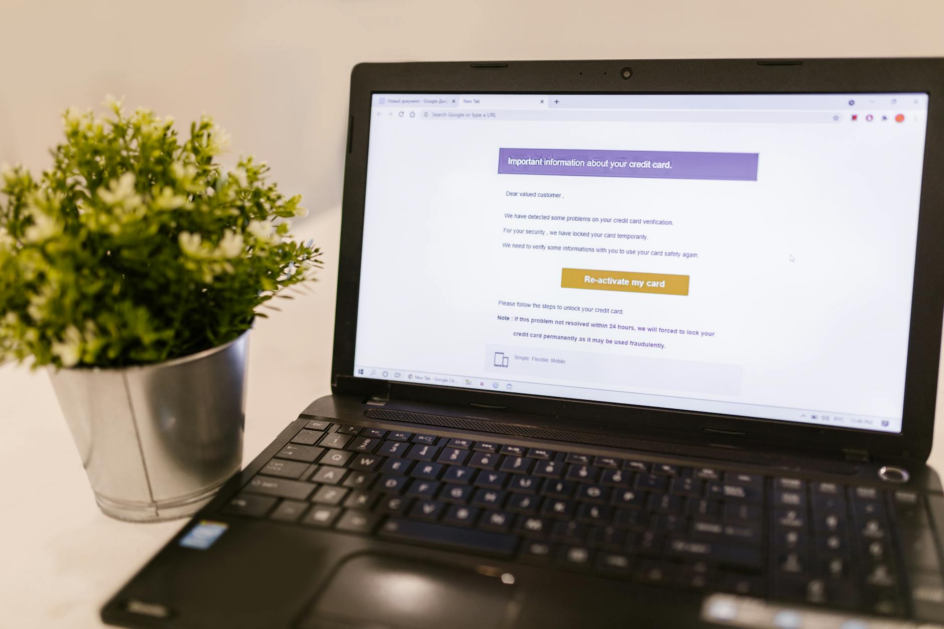 Email sospetta visualizzata su schermo laptop, esempio di attacco phishing aziendale