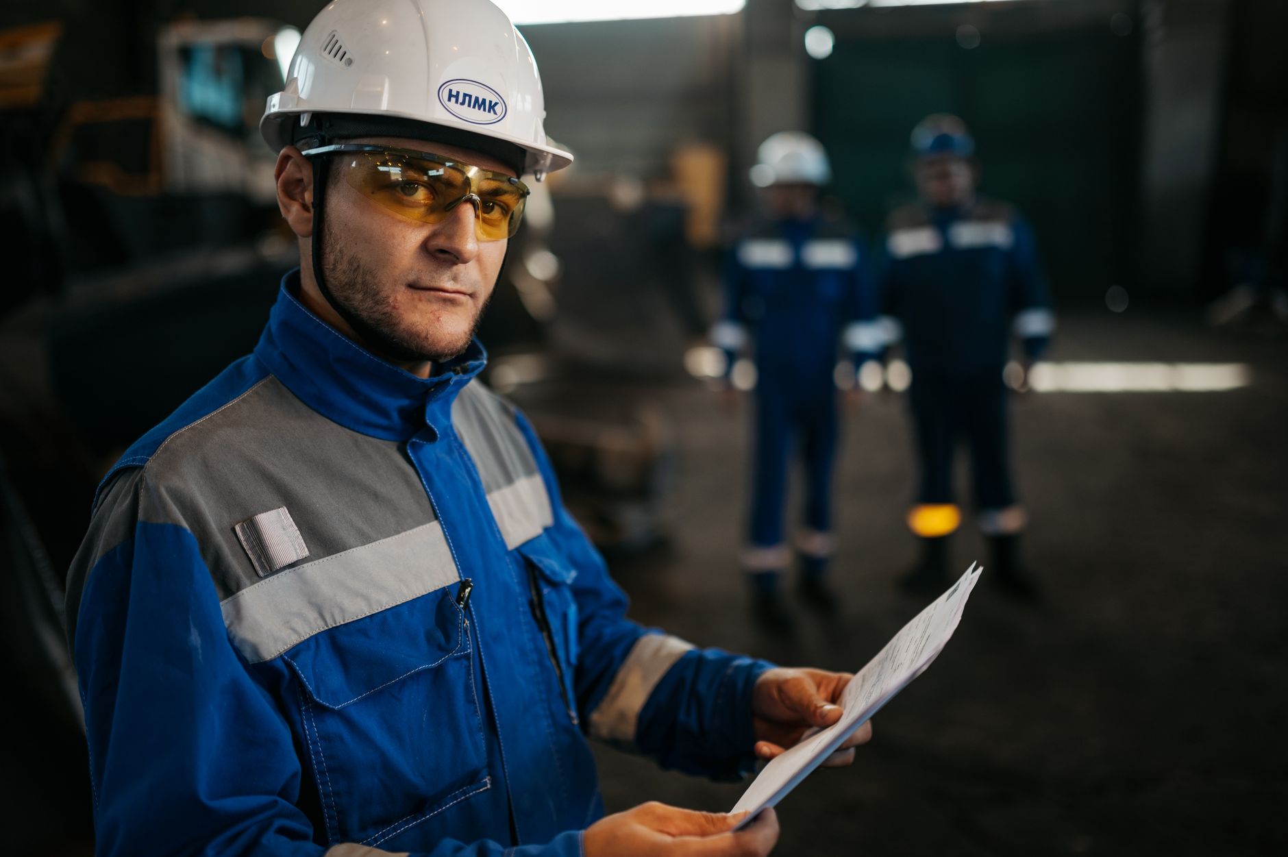 Operatore in officina italiana che registra dati di produzione su tablet