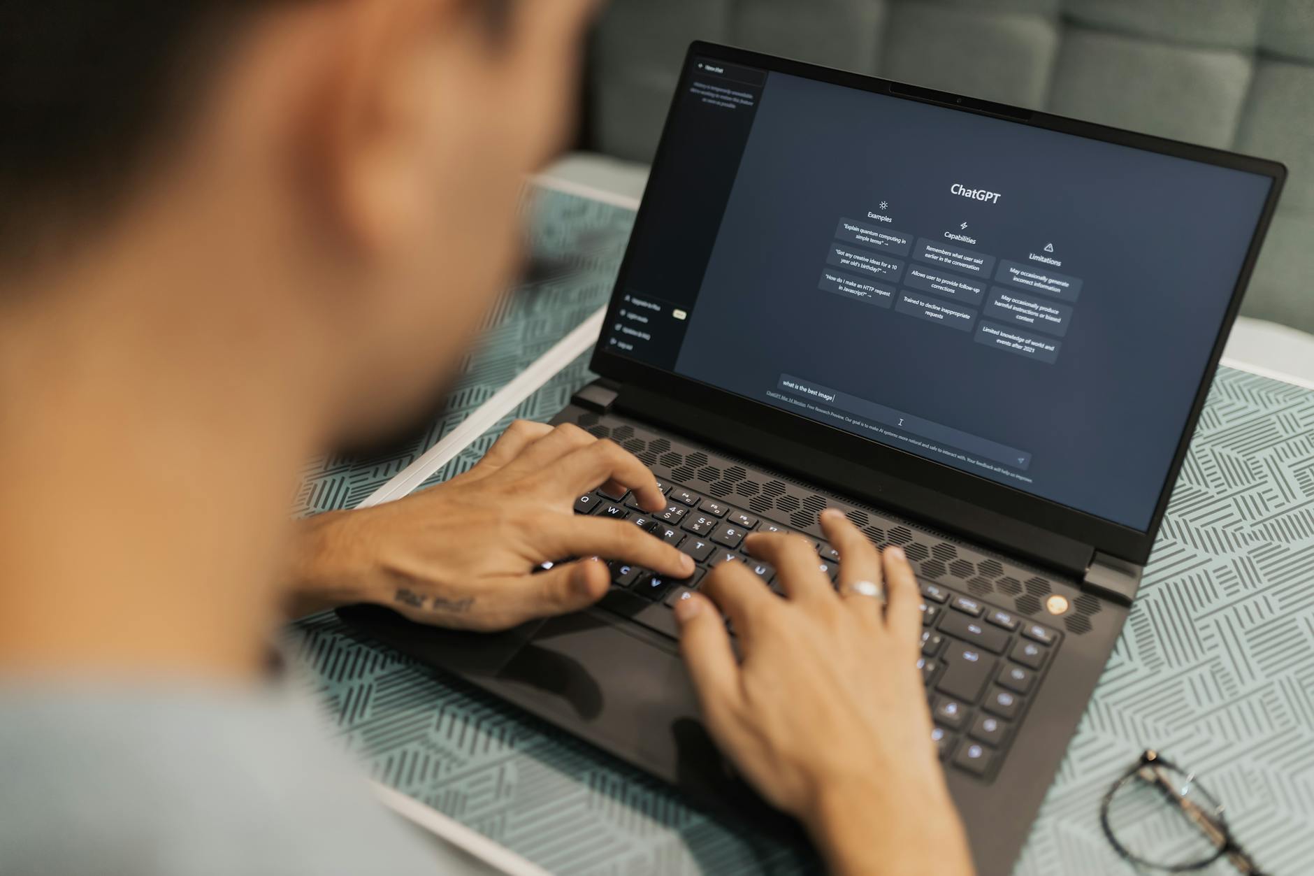 Manager PMI italiana usa ChatGPT Plus su laptop per task aziendali