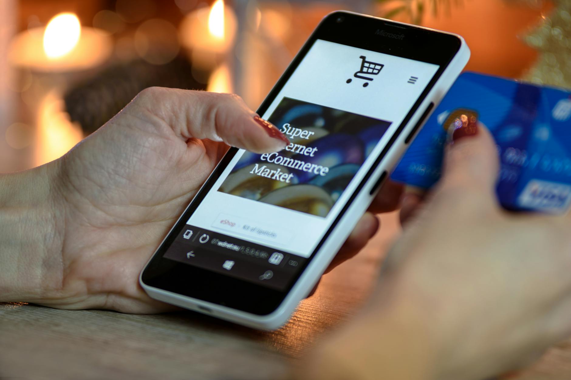 Smartphone con app fedeltà retail sullo schermo