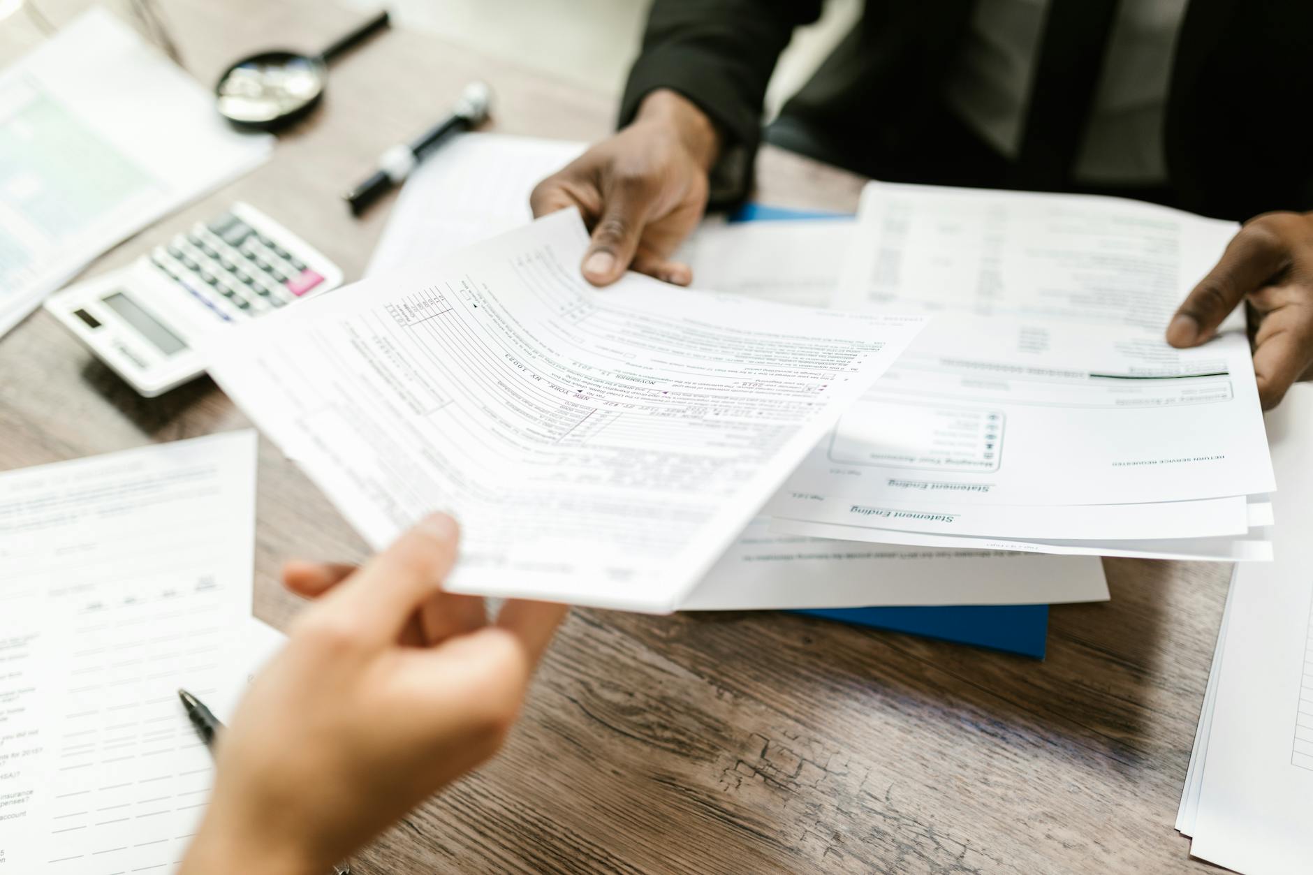 Commercialista e cliente in riunione di revisione dichiarativi e bilancio