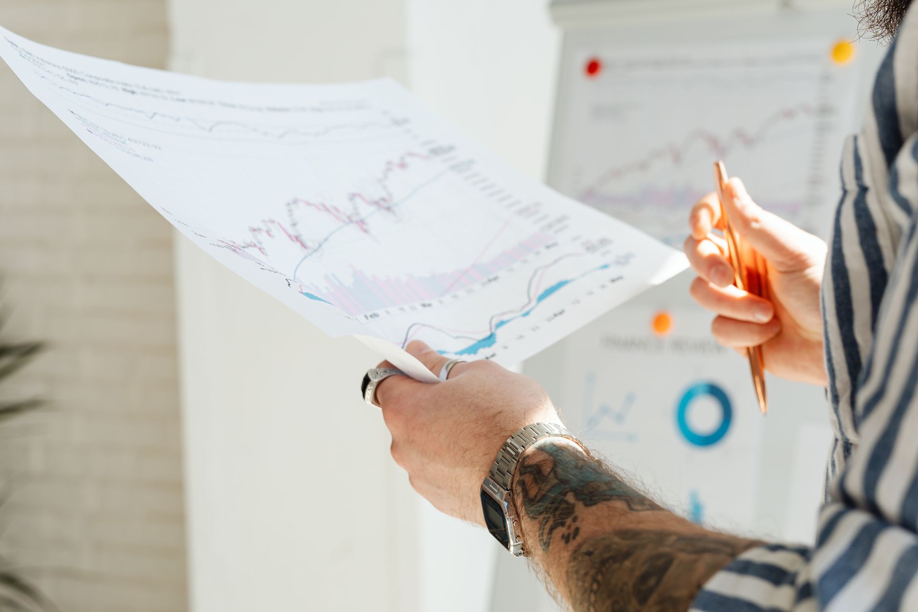 Business analyst confronta dashboard ERP cloud su dual monitor
