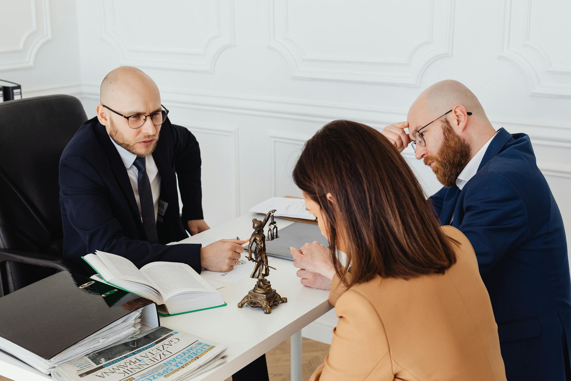 Avvocato in consulenza con cliente in studio legale italiano