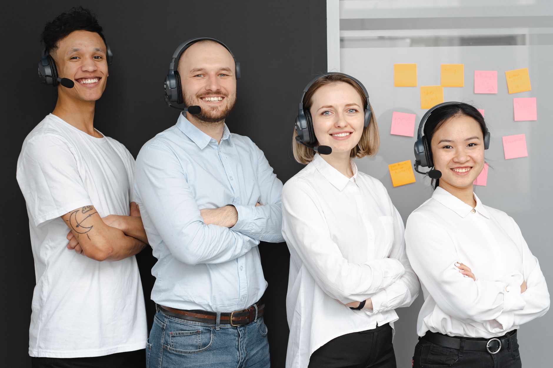 Team customer service in ufficio con cuffia
