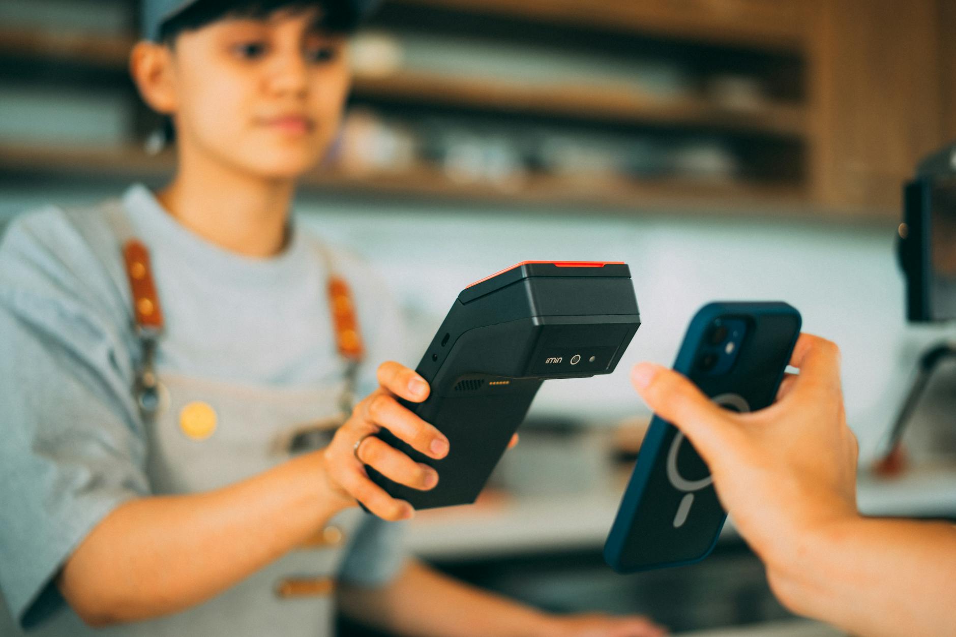 Pagamento contactless da smartphone su terminale di pagamento NFC