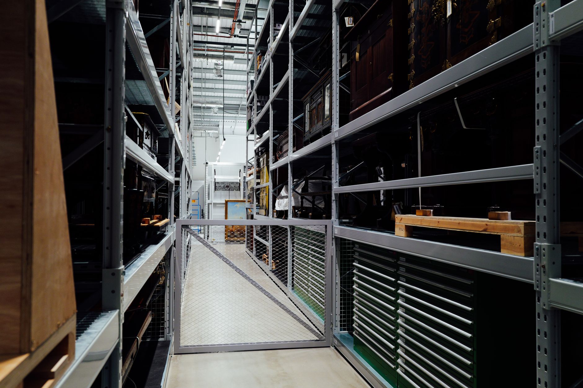 Corsie e scaffalature alte di magazzino industriale con porta-pallet