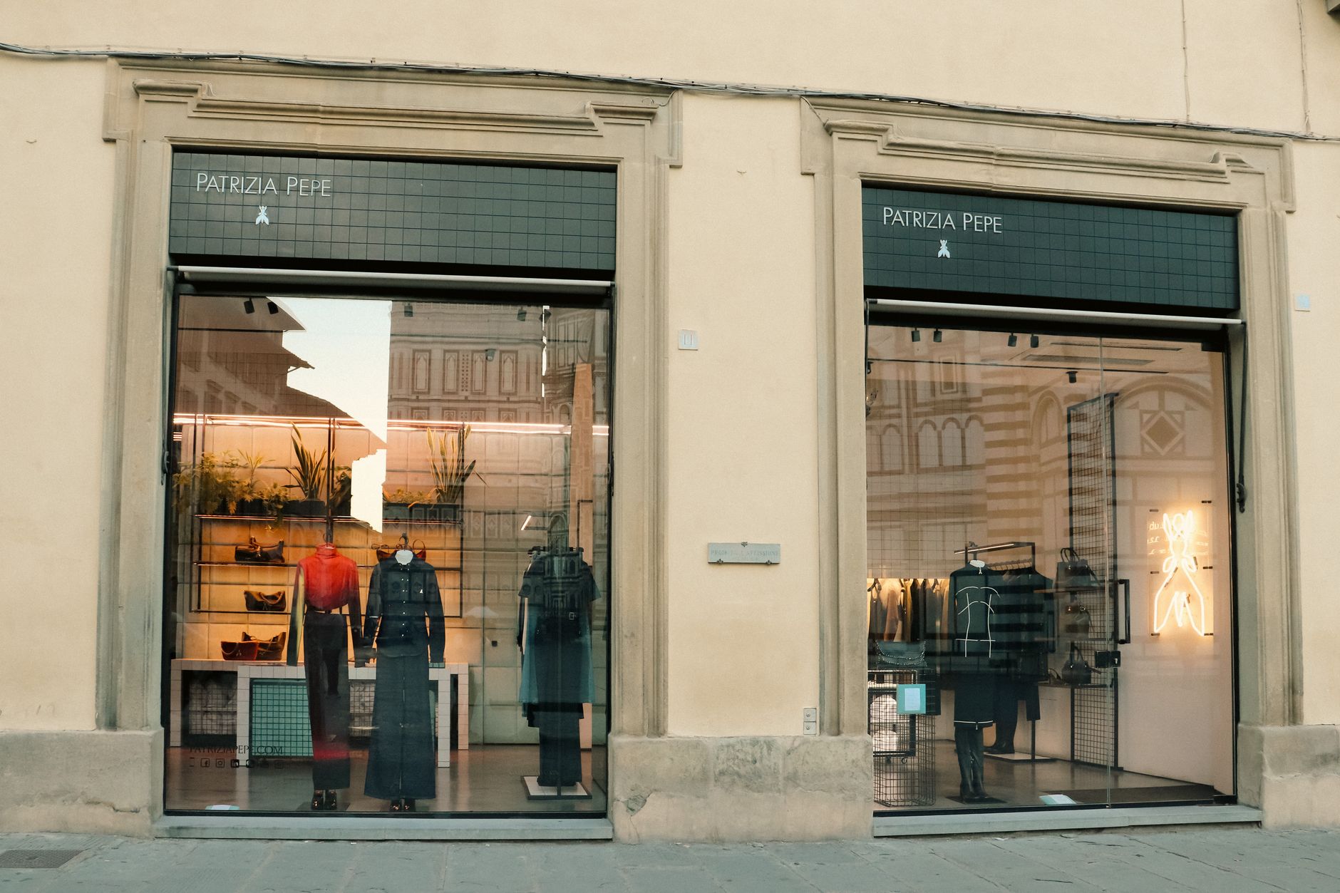Interno di una boutique di abbigliamento italiana con rack di abiti
