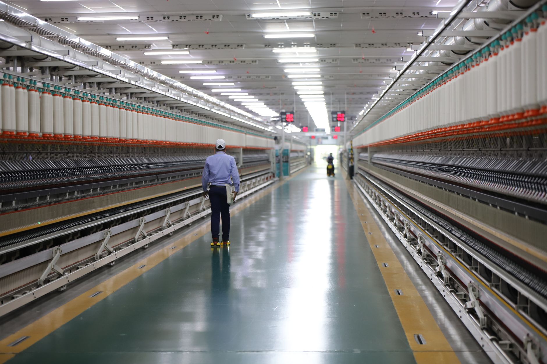 Illuminazione LED industriale efficiente in stabilimento manifatturiero per riduzione consumo energia