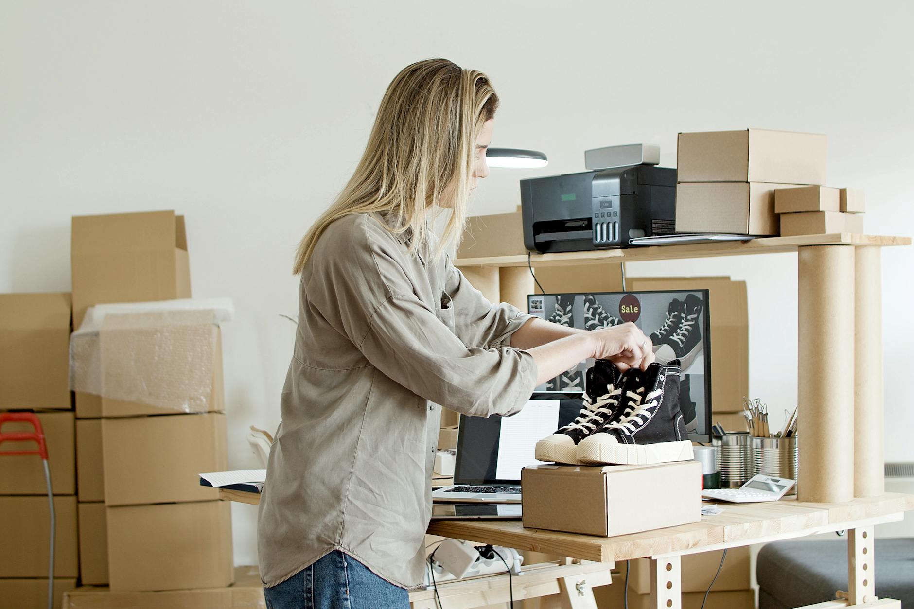 Piccola impresa impacchetta ordini ecommerce